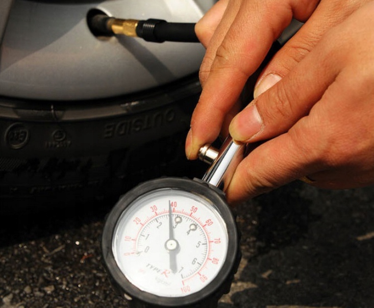 CIŚNIENIOMIERZ DO OPON KÓŁ MANOMETR 0-100 PSI Z DŁUGĄ DĘTKĄ Marka bez marki