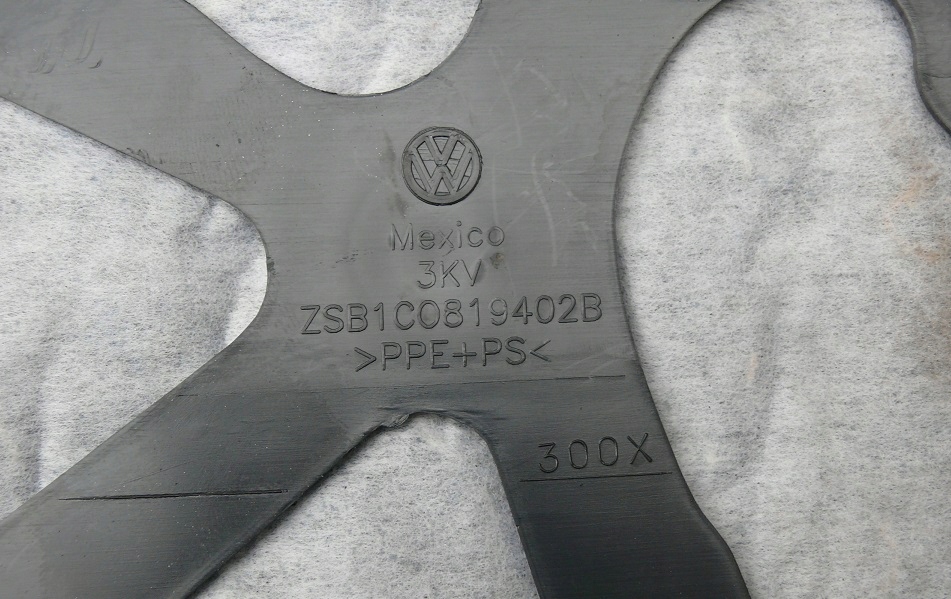 kryt mřížka repráku VW NEW BEETLE CABRIO 98