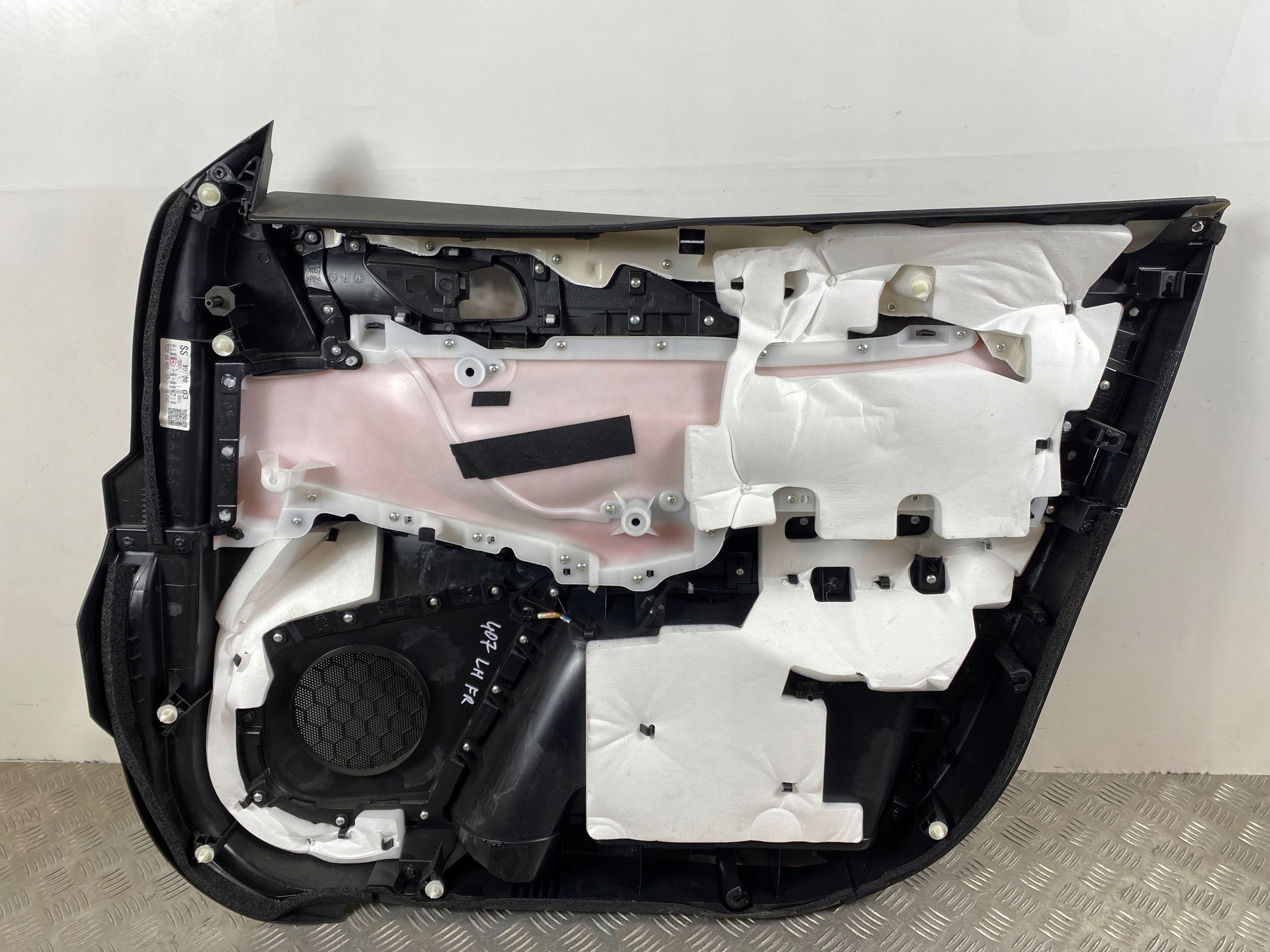 2022 mazda дверные карты передних TC3P68450
