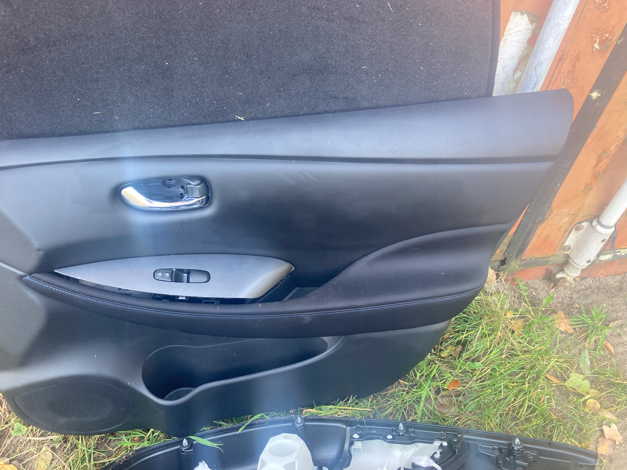 NISSAN LEAF II BOCZEK TAPICERKA DRZWI L 2020 2022