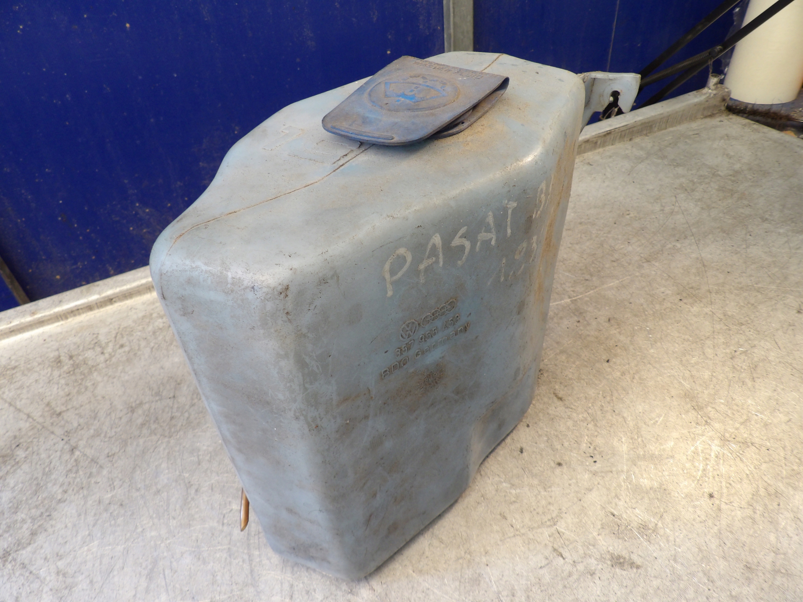 Passat B3 washer fluid tank 357955453