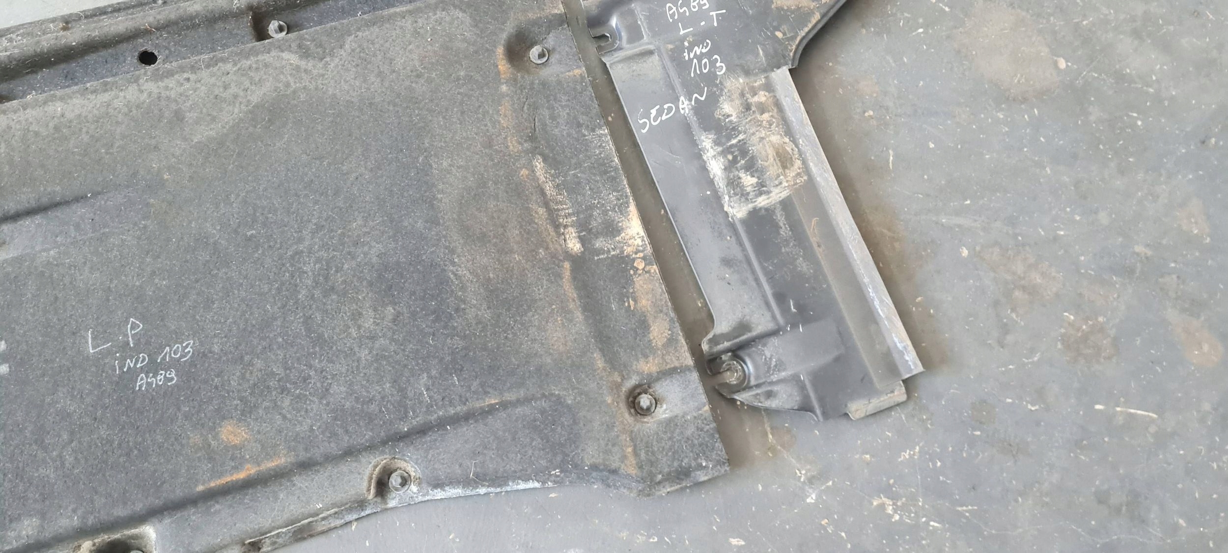 A4 B9 8W cover chassis left PRZECIWBLOTOWA 8W0825207A