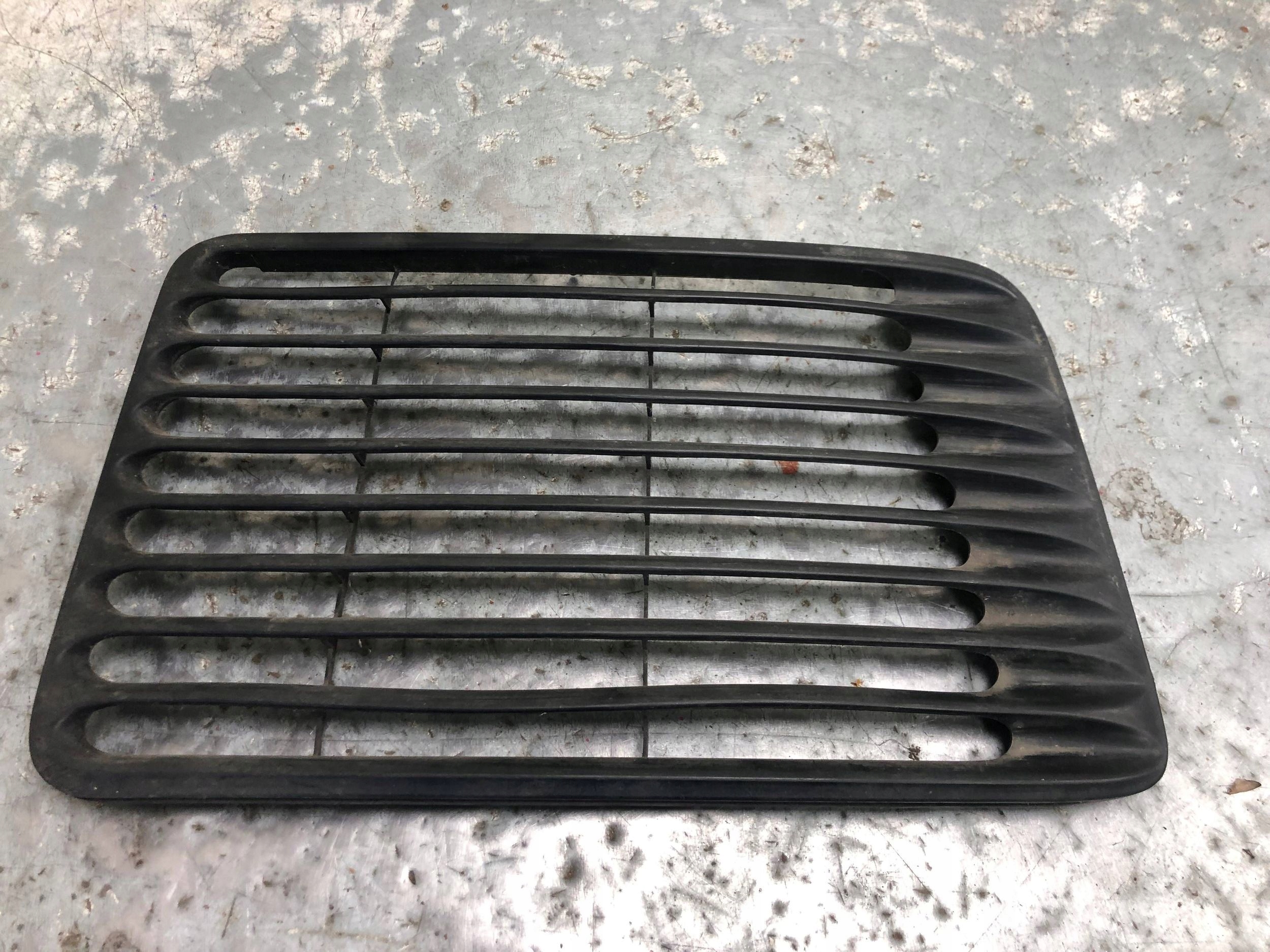 grid grille SPOJLERA left rear part PORSCHE 993 99351259100