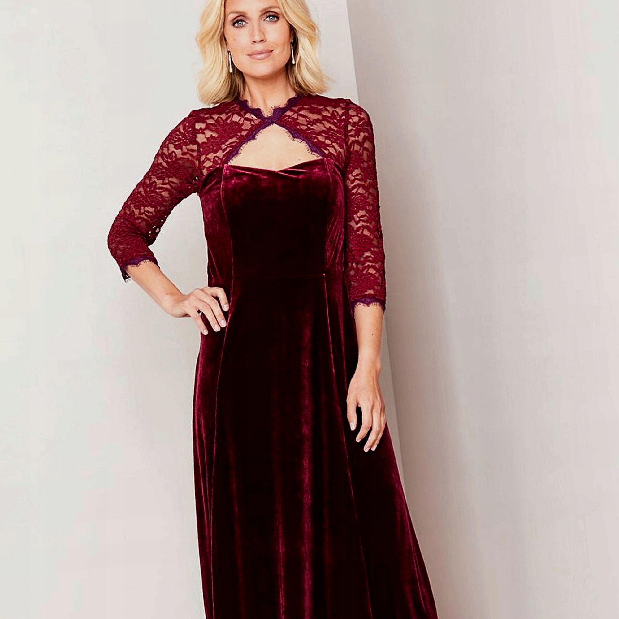 Šaty s dlouhým výstřihem a krajkou, velurové, velikost 4XL