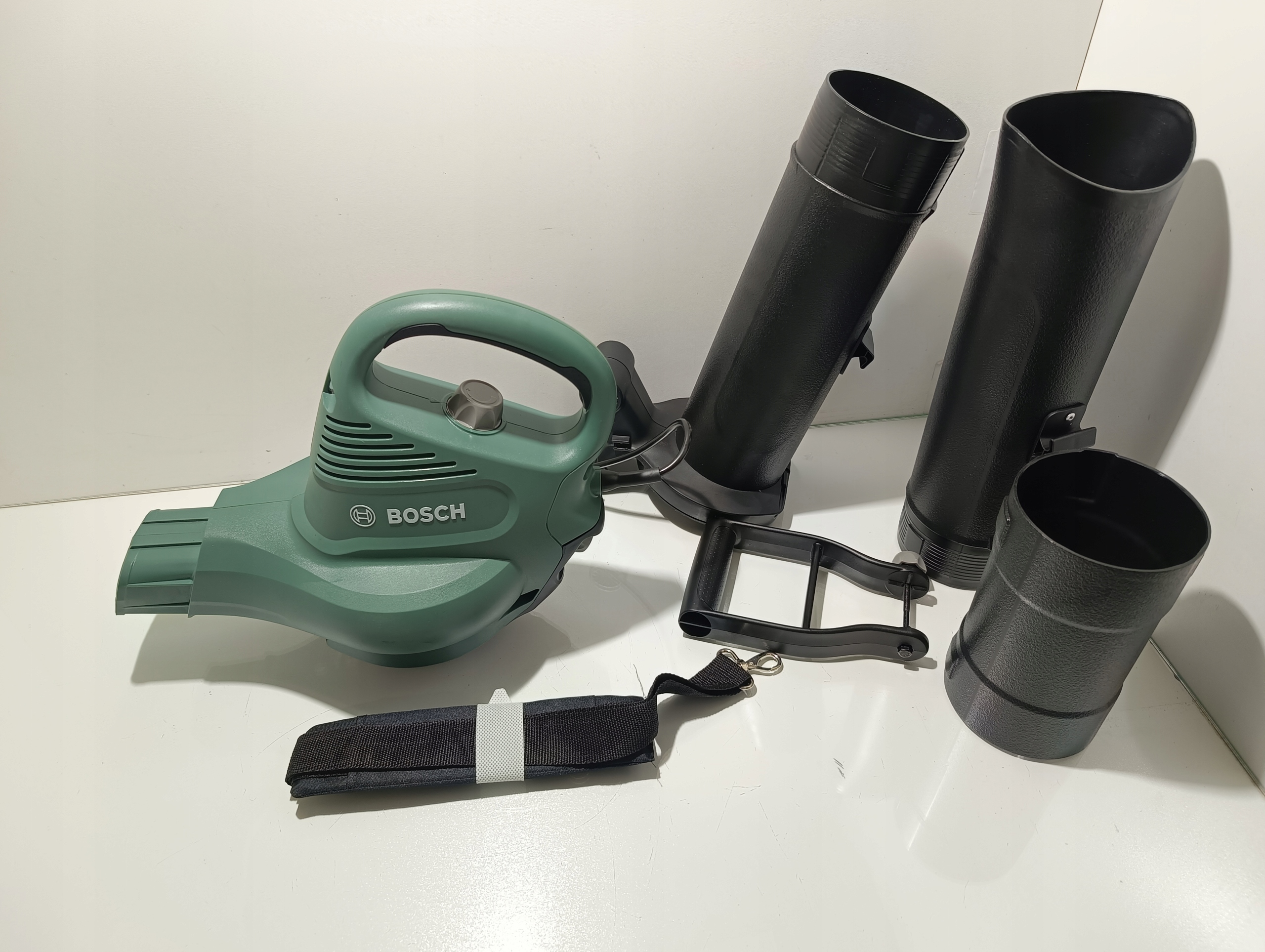 ODKURZACZ DMUCHAWA DO LIŚCI BOSCH Home and Garden UniversalGarden Tidy 0600 Prędkość przepływu powietrza 285 km/h