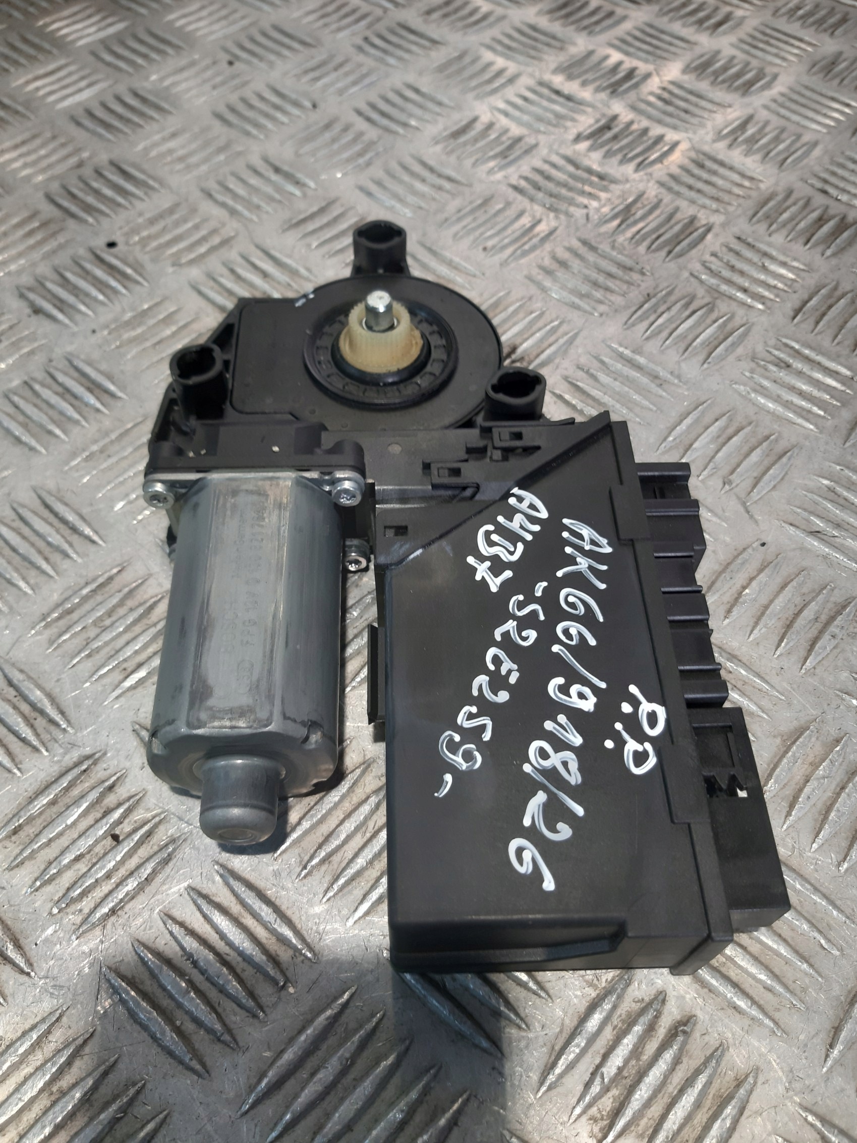 Audi A4 B7 mini motor windows door przednich right front 8E1959802H