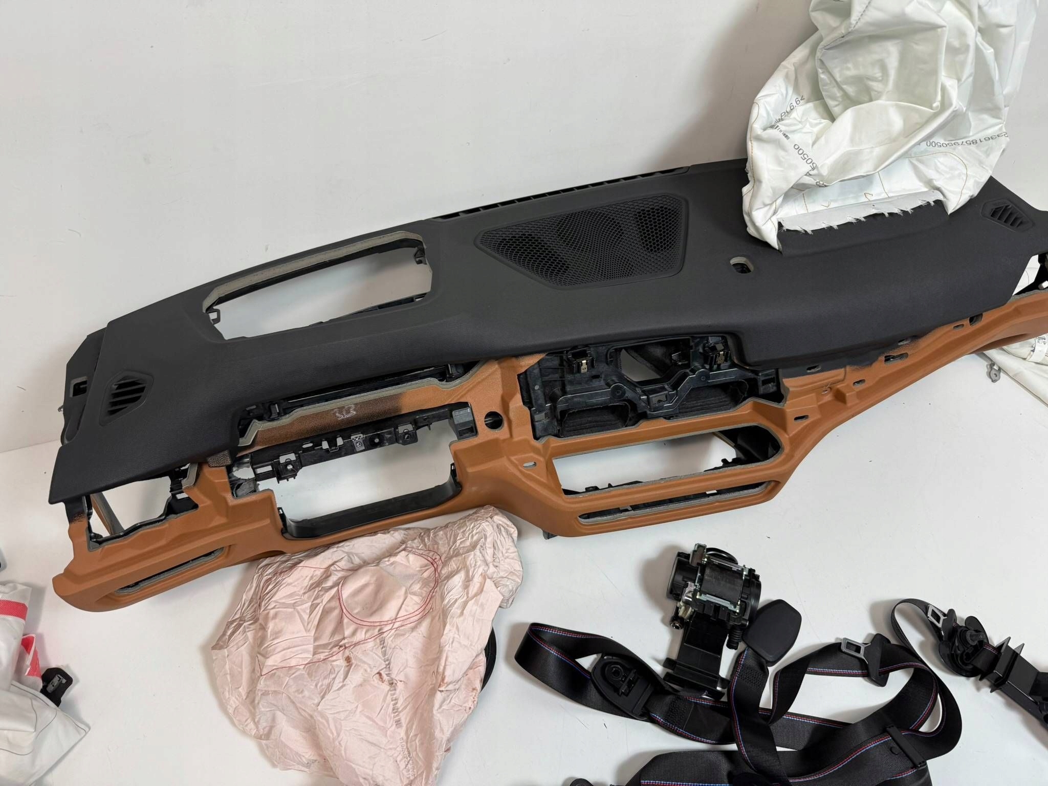 BMW G26 dashboard instrument panel console airbags kurtny