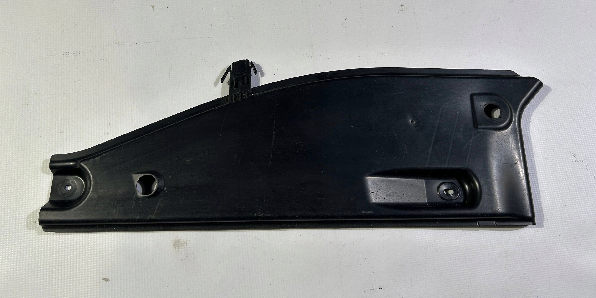 cover front front chassis cover left Chrysler Pacifica 2017