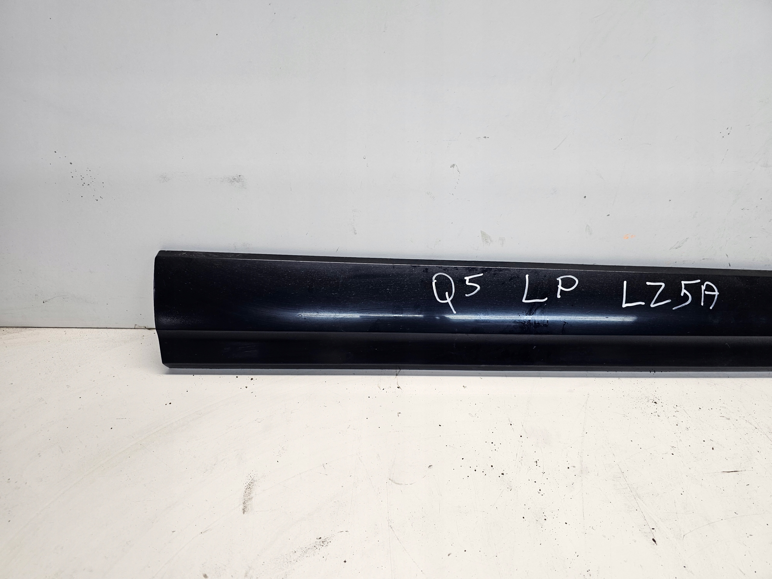 moulding lower door left front AUDI Q5 8R 8R0853959E LZ5A