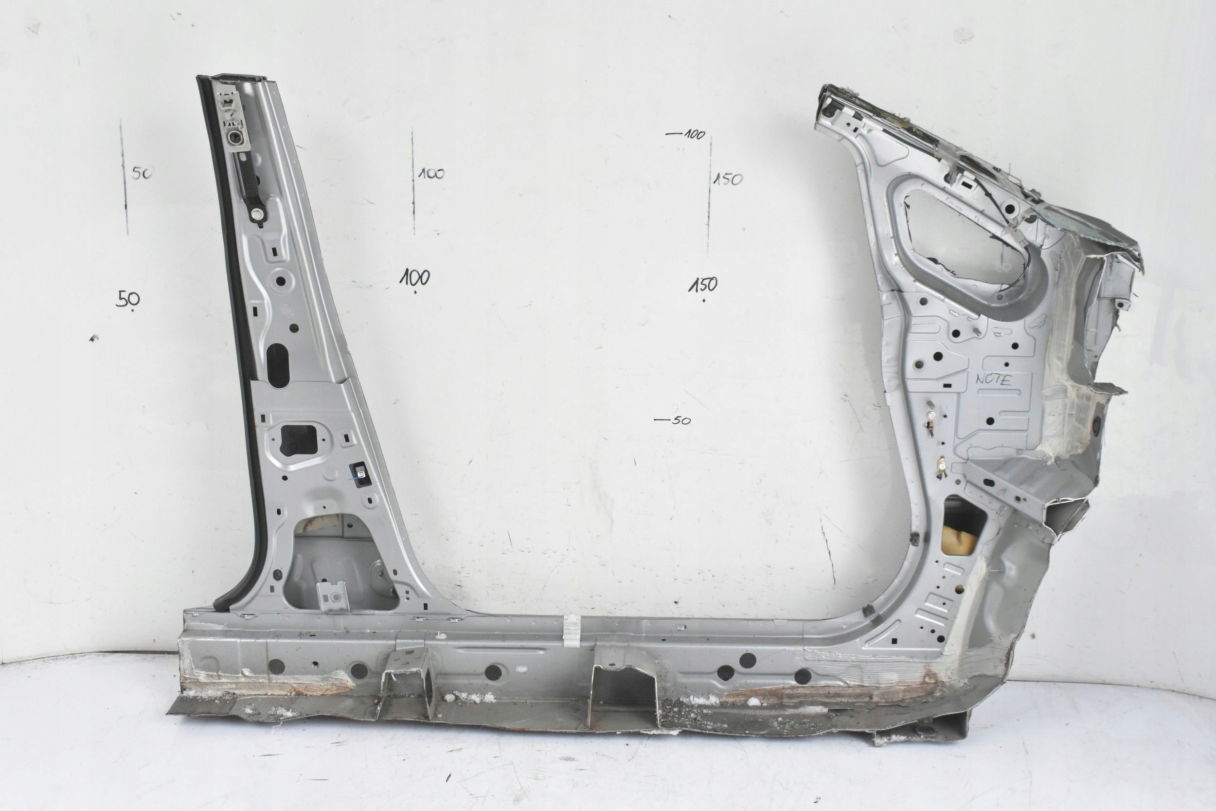 PRÓG SŁUPEK LEWY PRZÓD NISSAN NOTE E12 KY0 13-21 Kolor srebrny