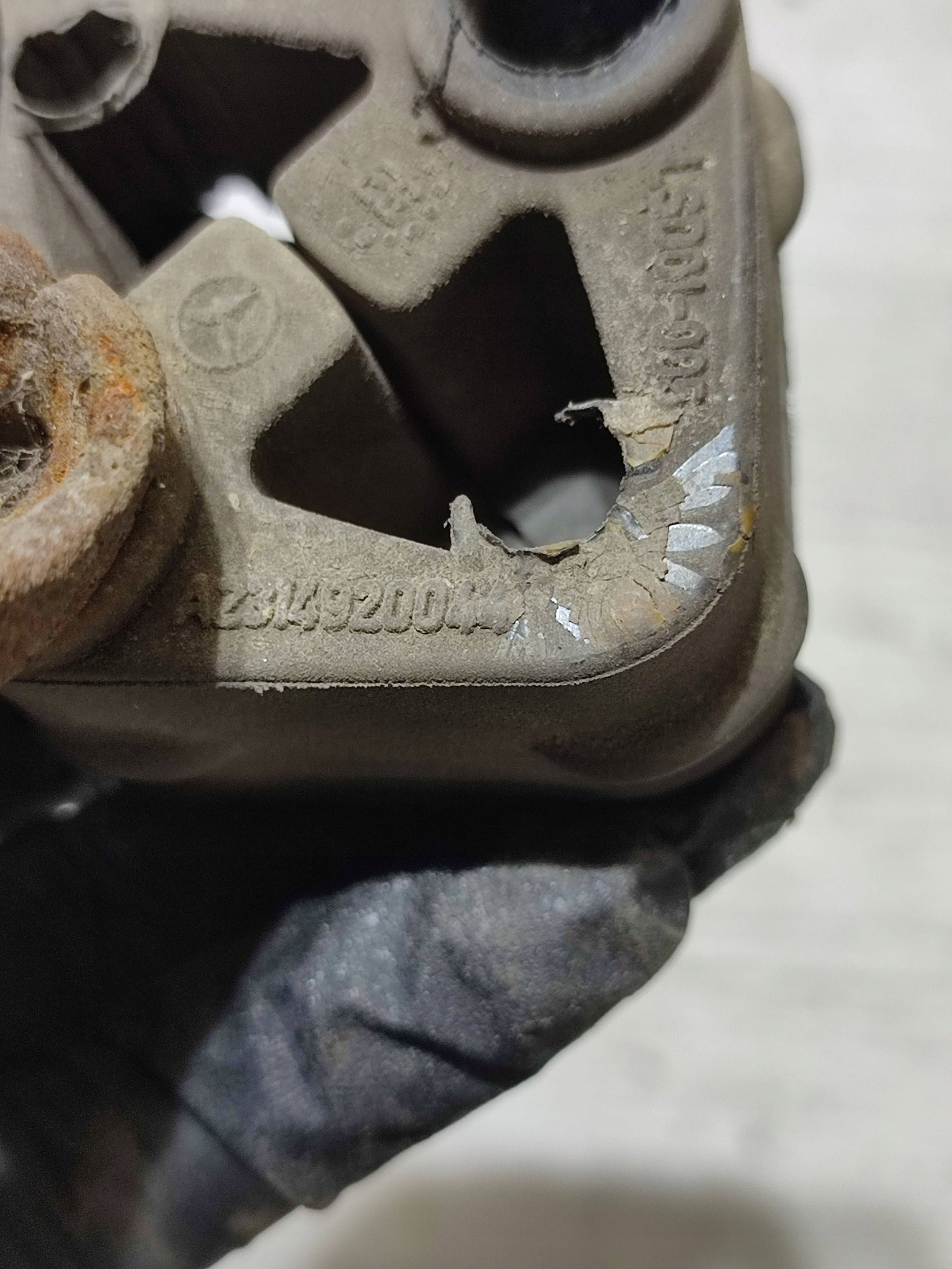 Mercedes-Benz GLA W156 2015 holder / bracket tlumika