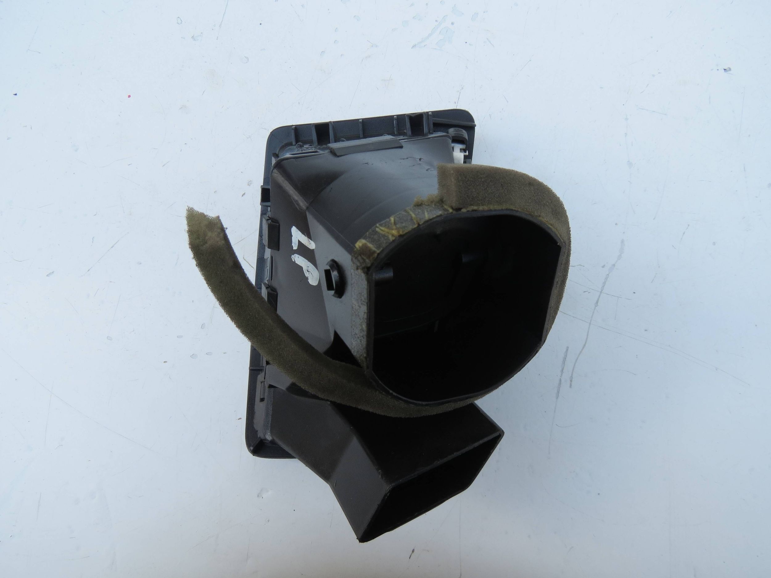 BOCZNKA grid air conditioning devices left VOLVO XC90 D5 2.4 3409398