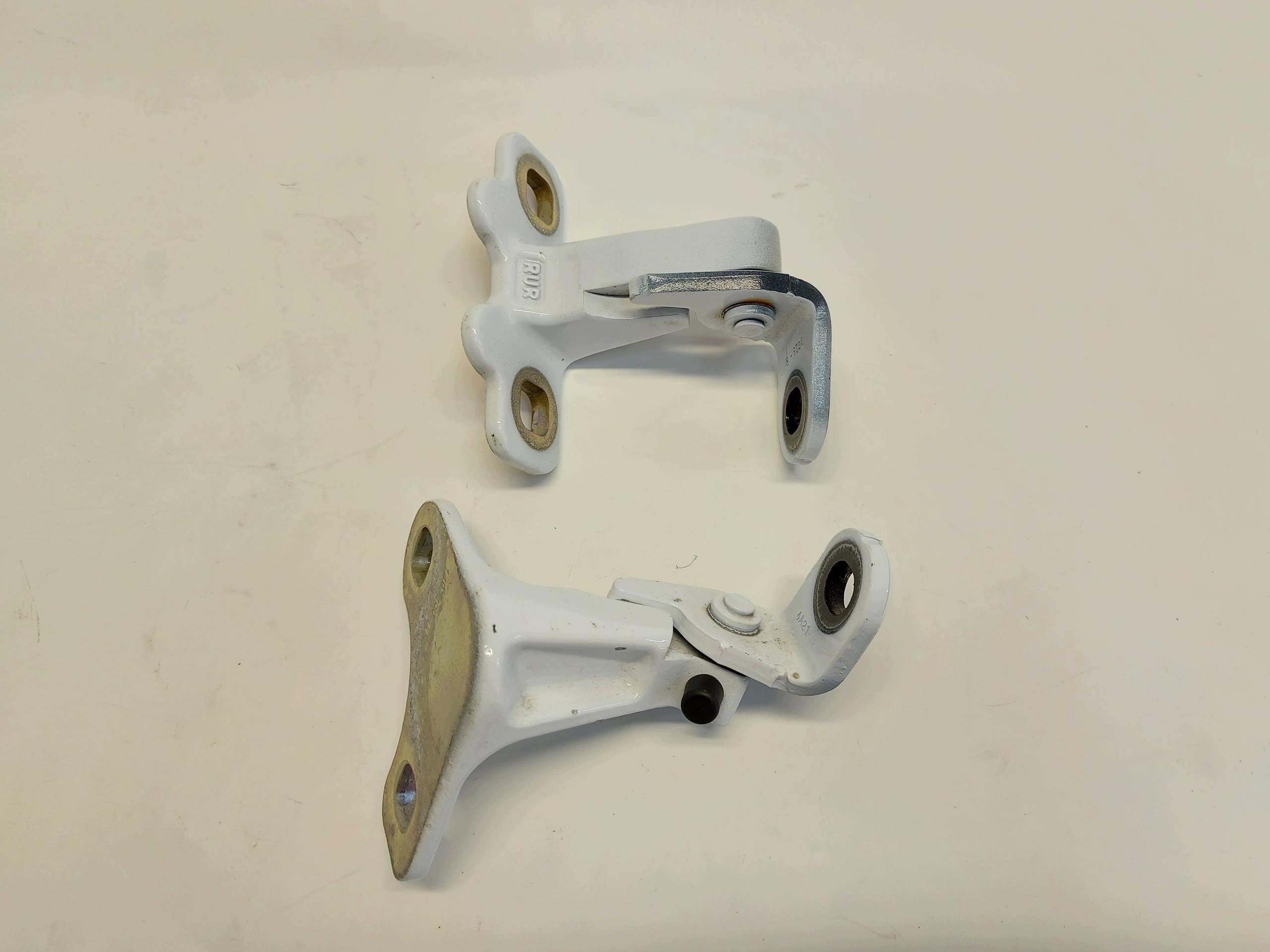 TESLA MODEL Y 2024r, hinge door right rear part GORA DOL