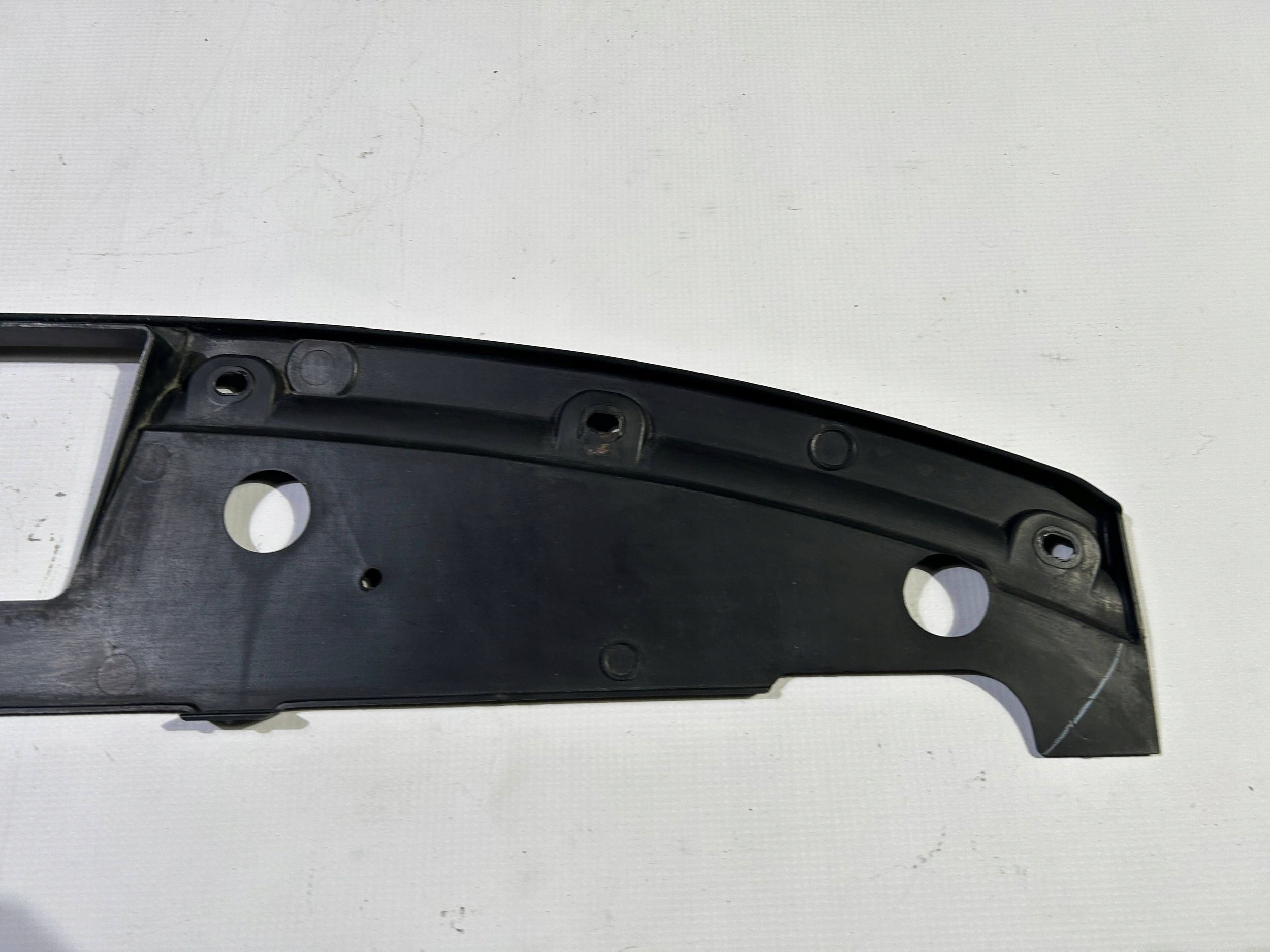 Horn kryt stěny předního chladiče Ford Explorer 2011