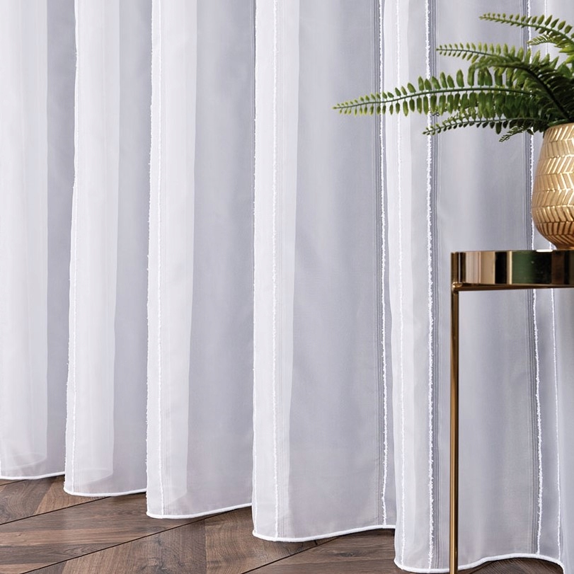 Krásna záclona voál pripravená s páskou na závažie a páperie 600x260 mliečna flock