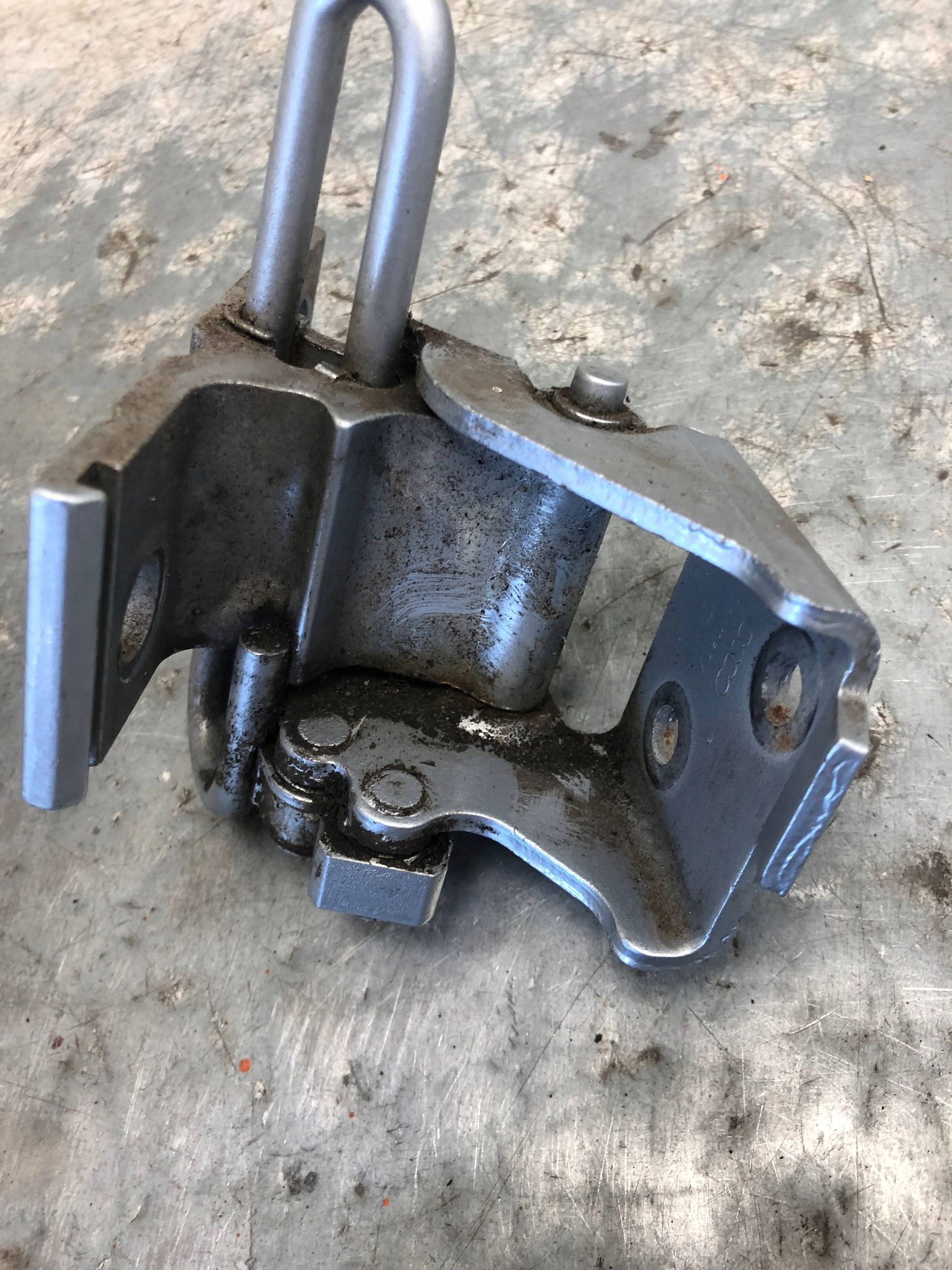 hinges door left right front KOMPLET AUDI A8 D2 4D0831401 4D0831402