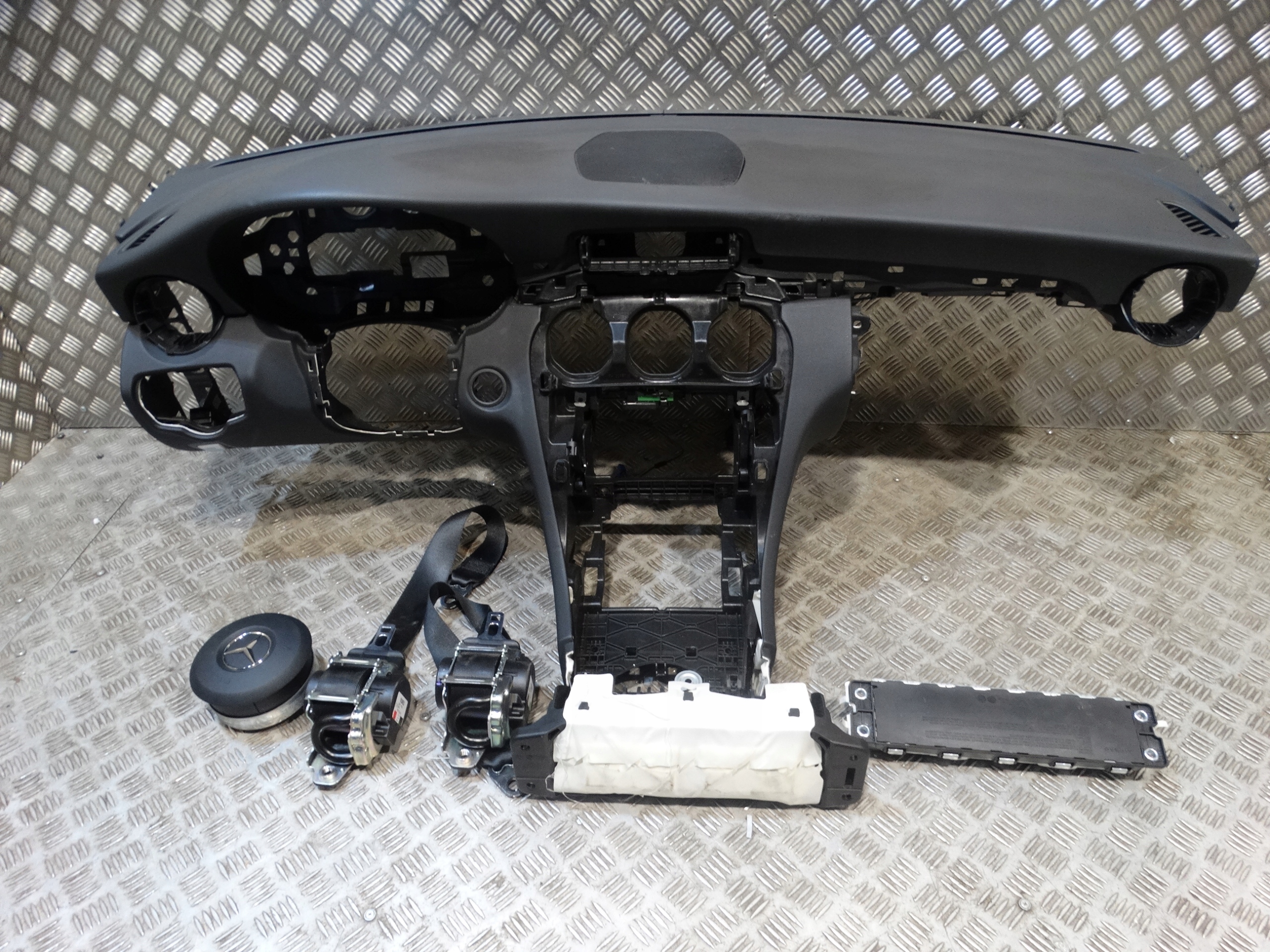 IDEALNA console KPL.MERCEDES W205 LIFT 19r 1