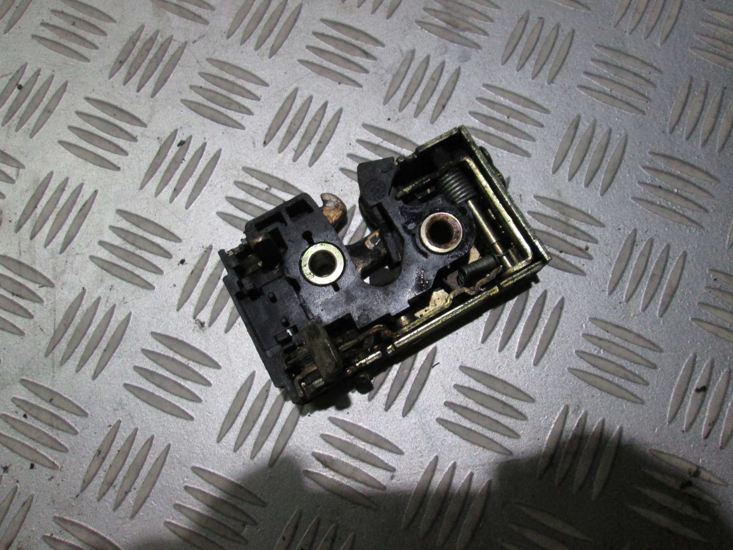 ZAMEK DRZWI PRAWY TYŁ VW PASSAT B4 93-96