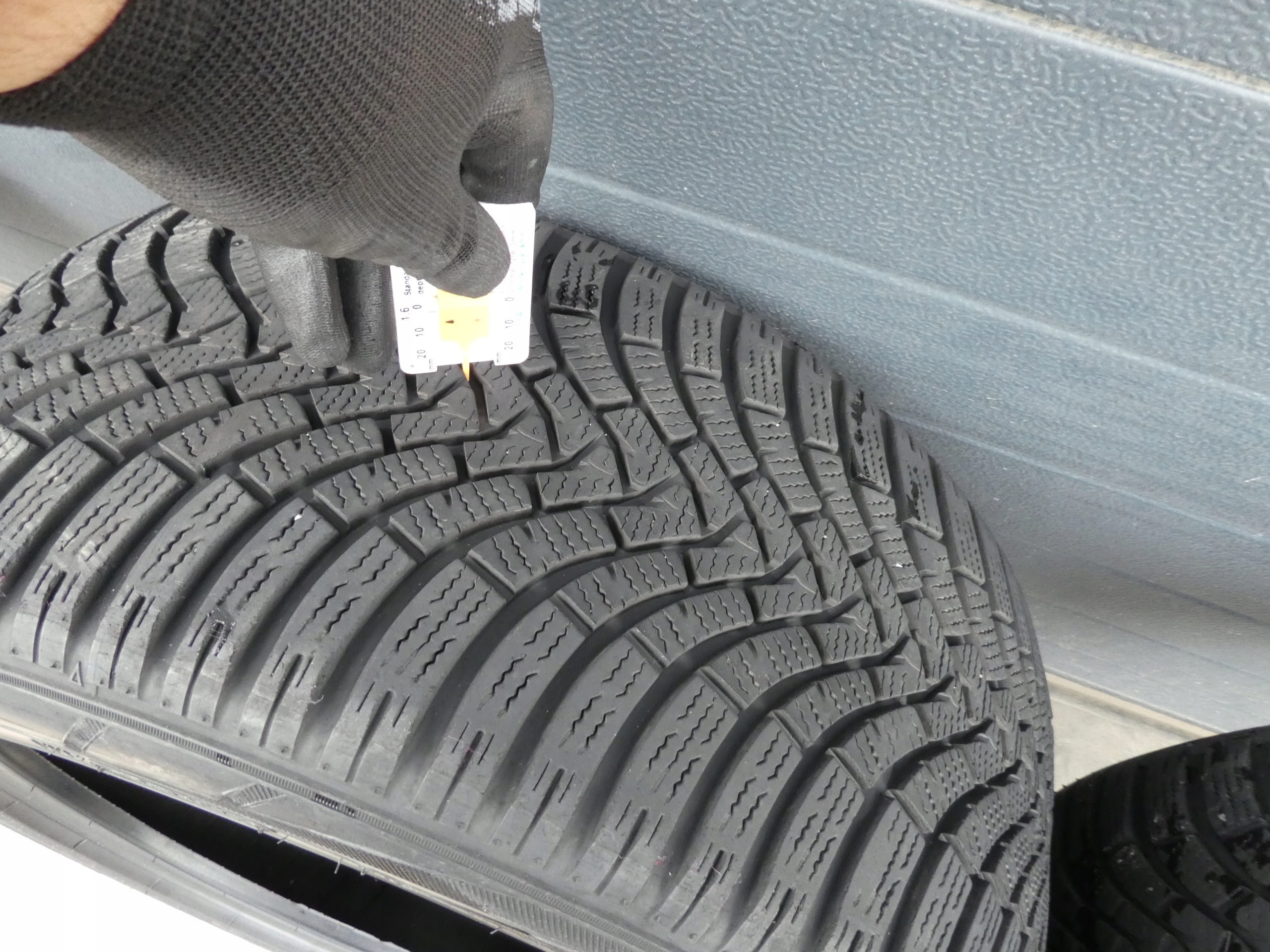 4X tyres FALKEN EUROWINTER HS01 255/45/18 2018R