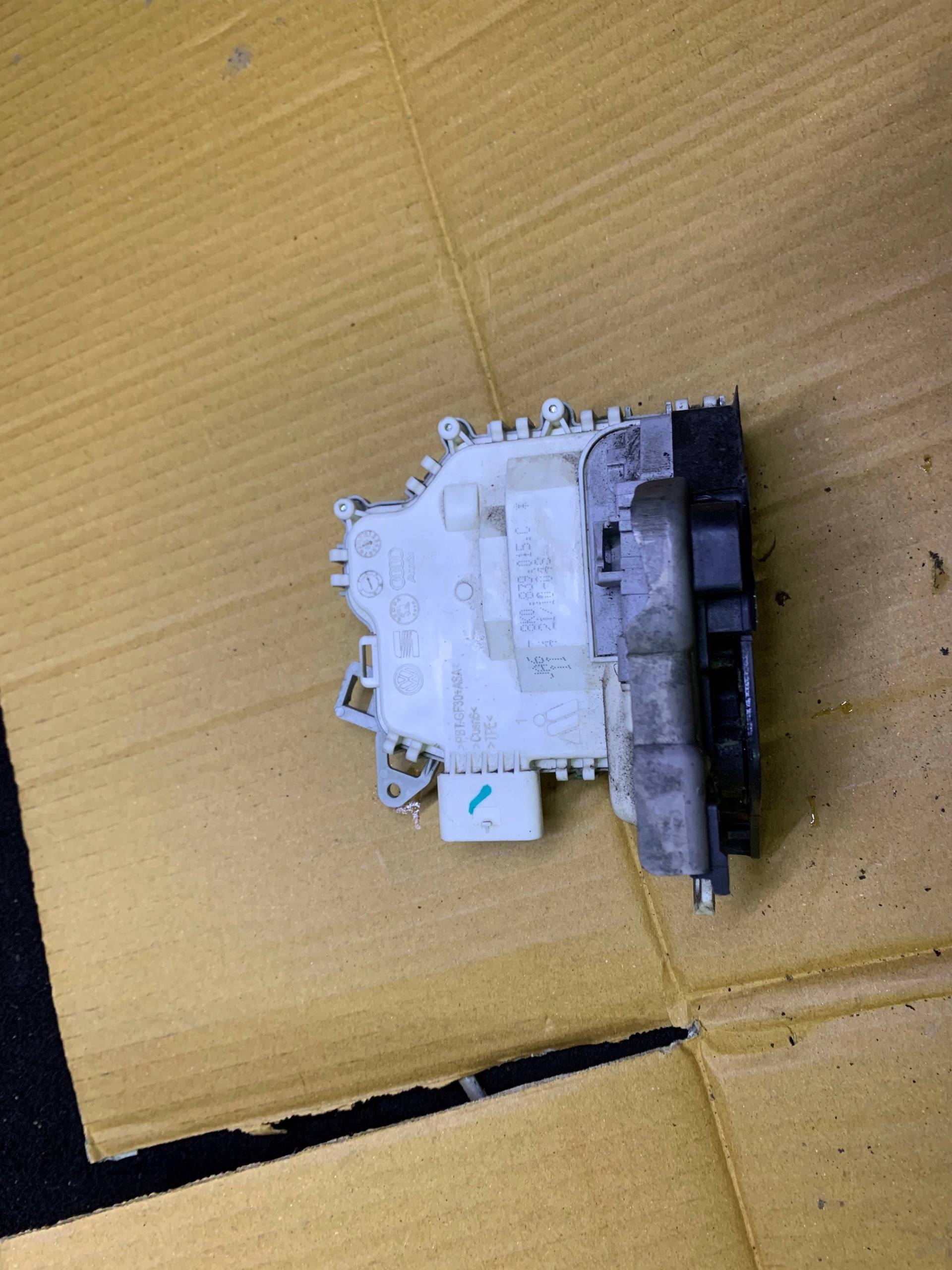ZAMEK DRZWI LEWY TYŁ AUDI A5 8T 6 PIN 8K0839015C
