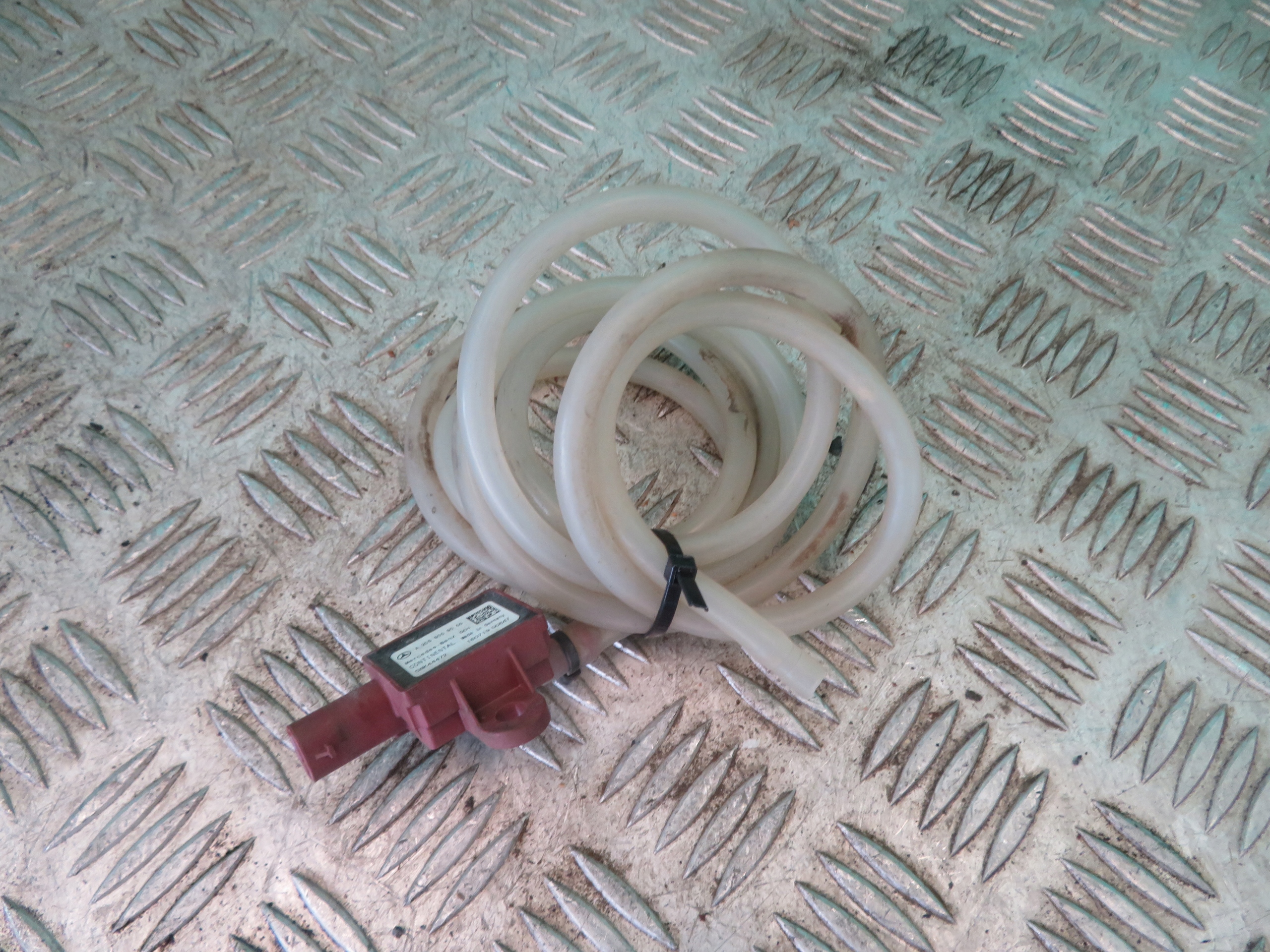 CZUJNIK OCHRONY PIESZYCH MERCEDES W205 C KLASA 17R