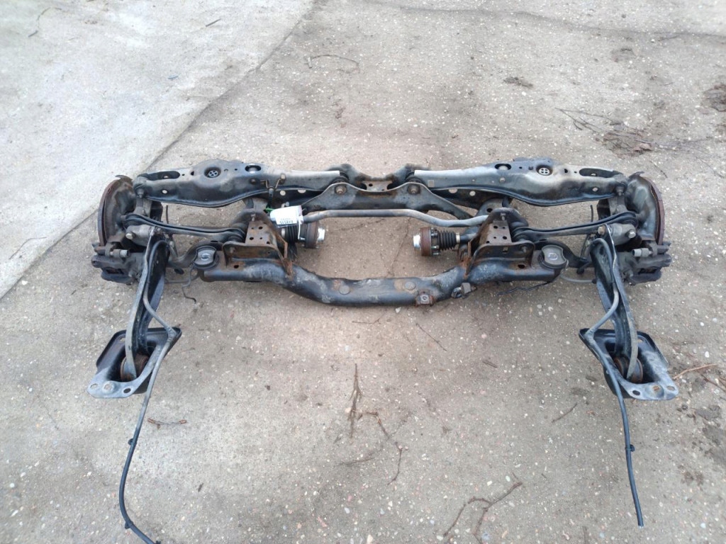 VOLKSWAGEN PASSAT B8 KOMBI 2.0 TSI 4MOTION BELKA ZAWIESZENIA TYŁ CHH