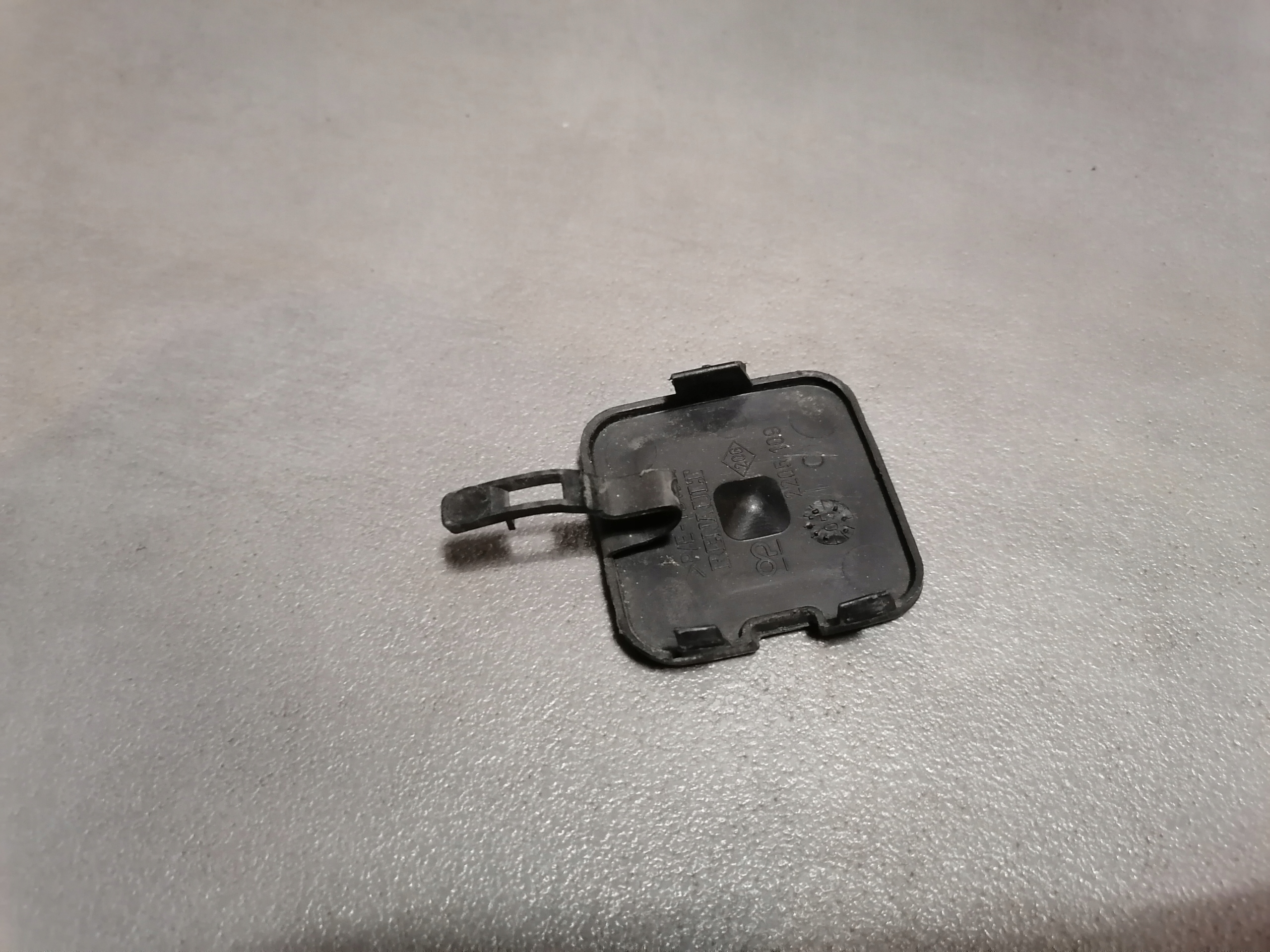 ABSCHLEPPÖSE VORNE RENAULT VEL SATIS 2205109