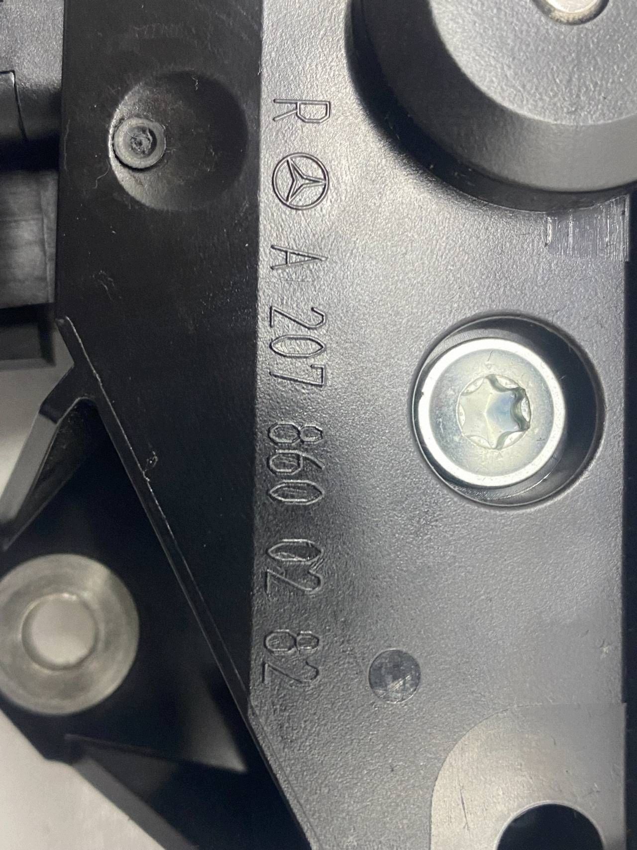 PODAJNIK supports right front MERCEDES E-KLASA C207 W207 A2078600282