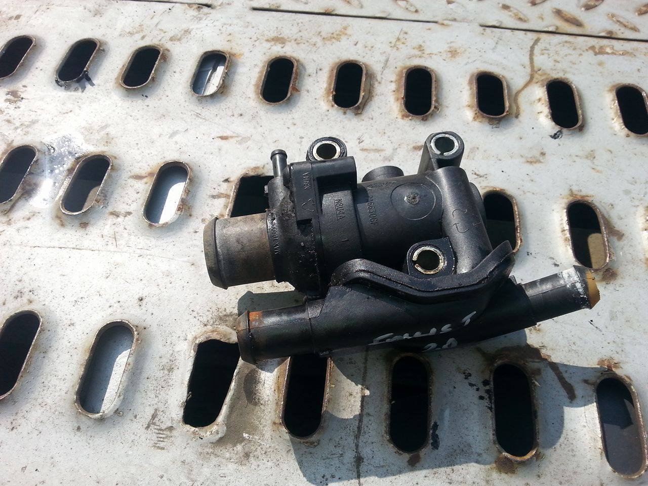 FORD FOCUS MK1 2.0 16V - OBUDOWA TERMOSTATU