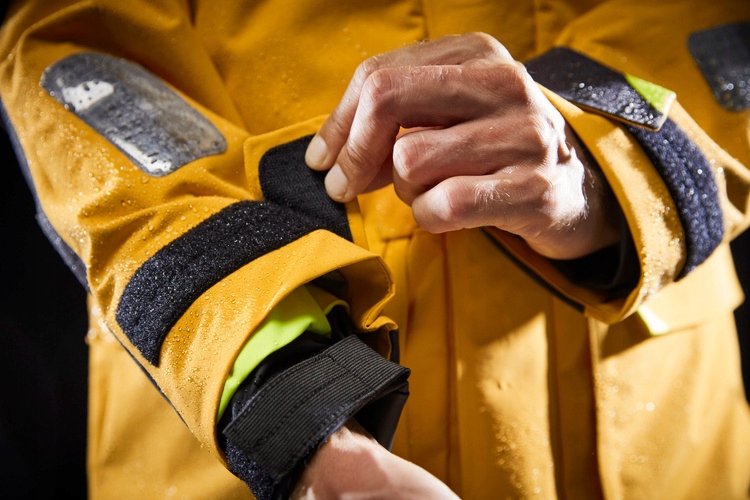 Sztormiak Helly Hansen r. XXL pomarańcze i czerwienie Kolor dominujący pomarańcze i czerwienie