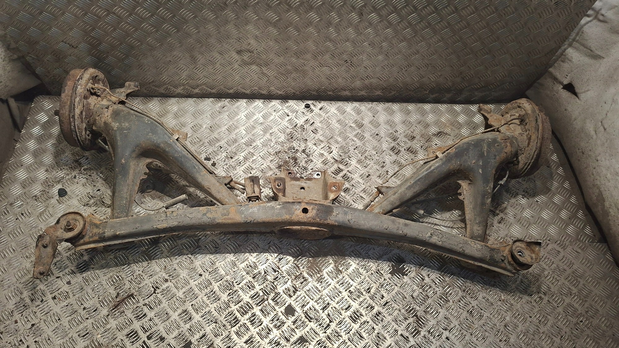Essieu Essieu arrière BMW E36 COMPACT 1.6 BEBNY