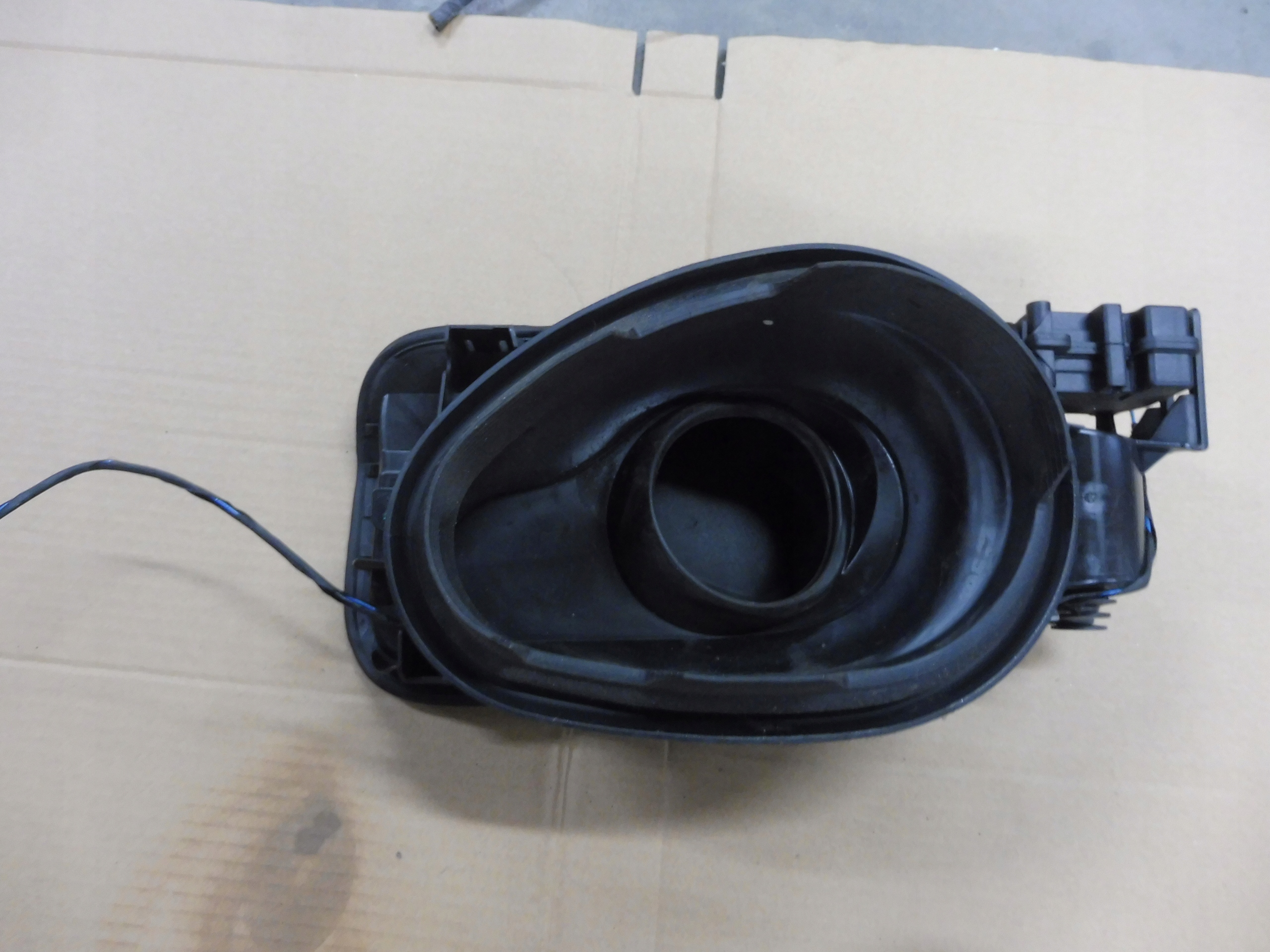 Bmw F30 F31 klapka wlewu paliwa 7238100 Producent części BMW OE