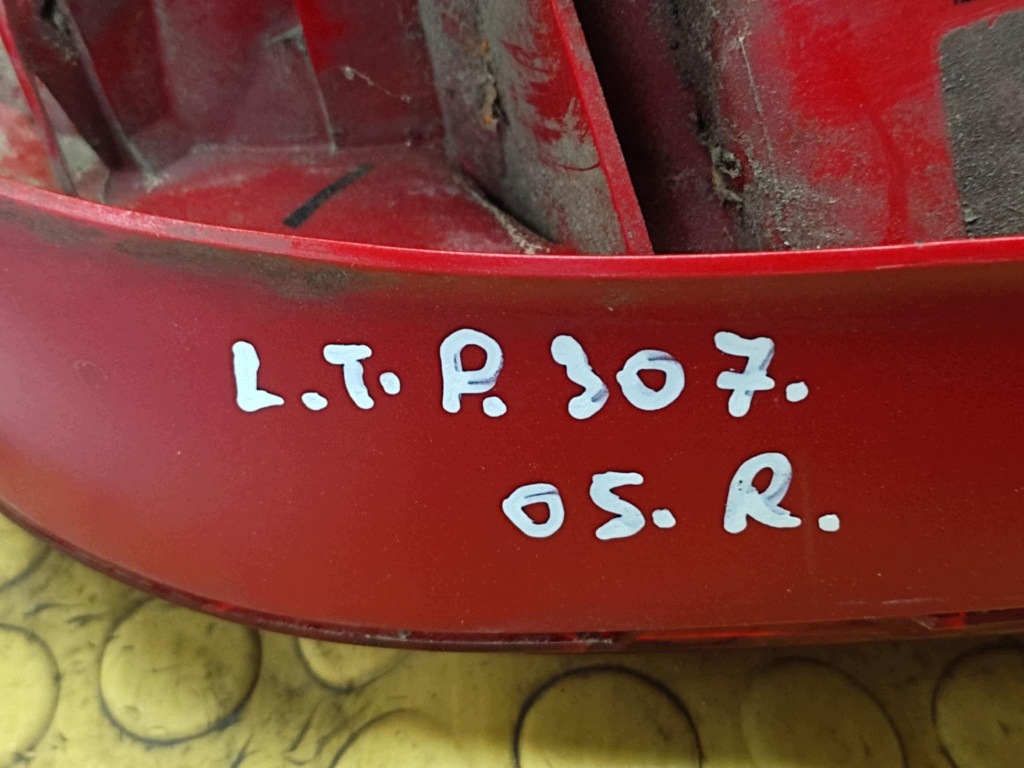 PEUGEOT 307 light left rear part 557676B