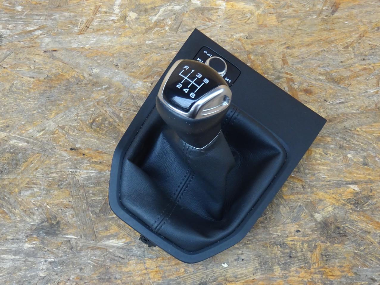 82A863278C 82B919600 - AUDI A1 82A 1.0 TFSI ручка 6 передач сильфон рамка