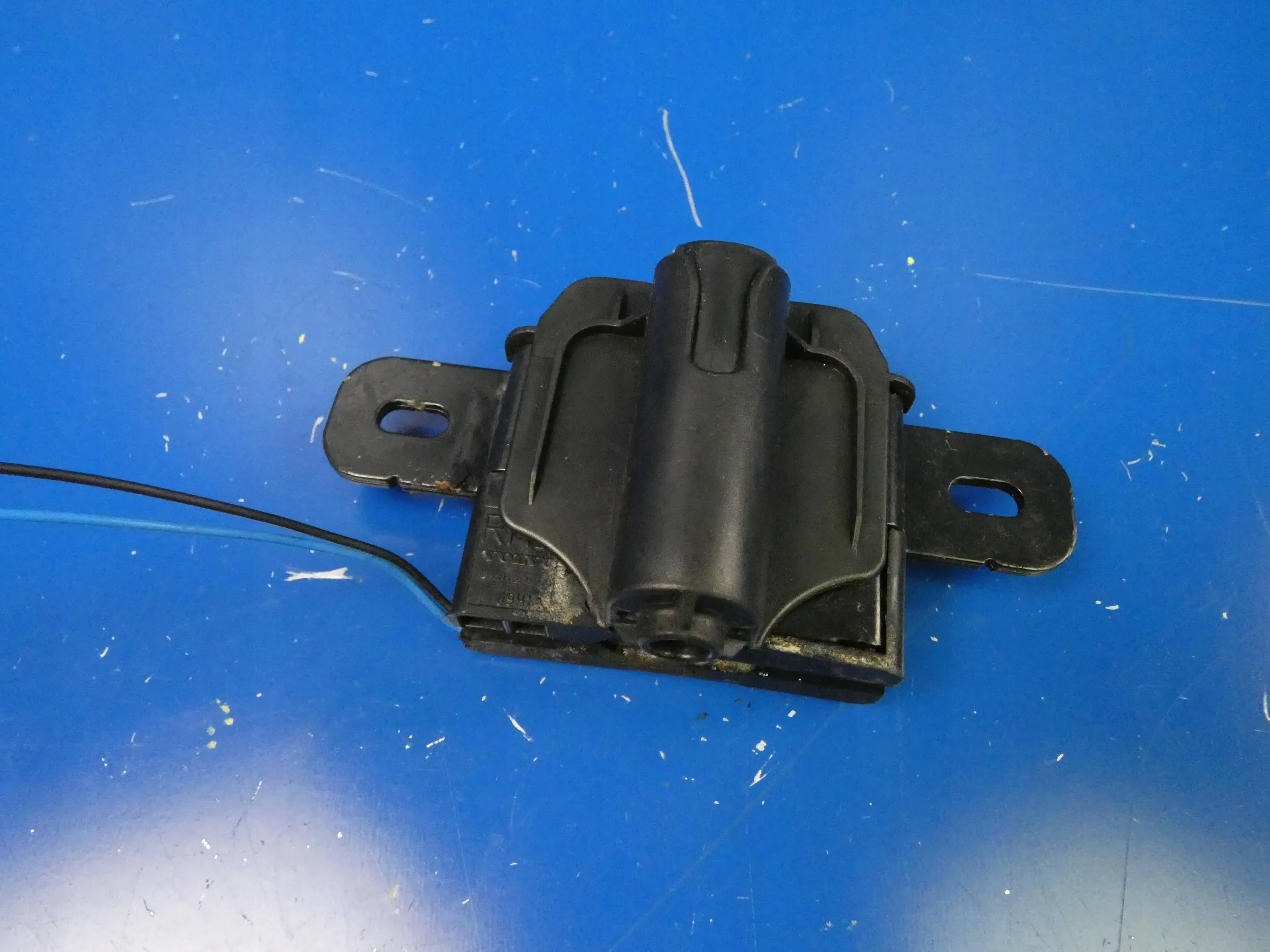 VOLVO V40 II bonnet latch lock sensor UCIETA connecting spoiler