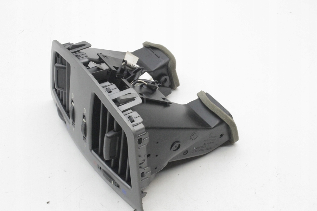 воздуховод (дефлектор) центральной консоли 7 (E65, E66, E67) 7002395 6.0бензин 327kW