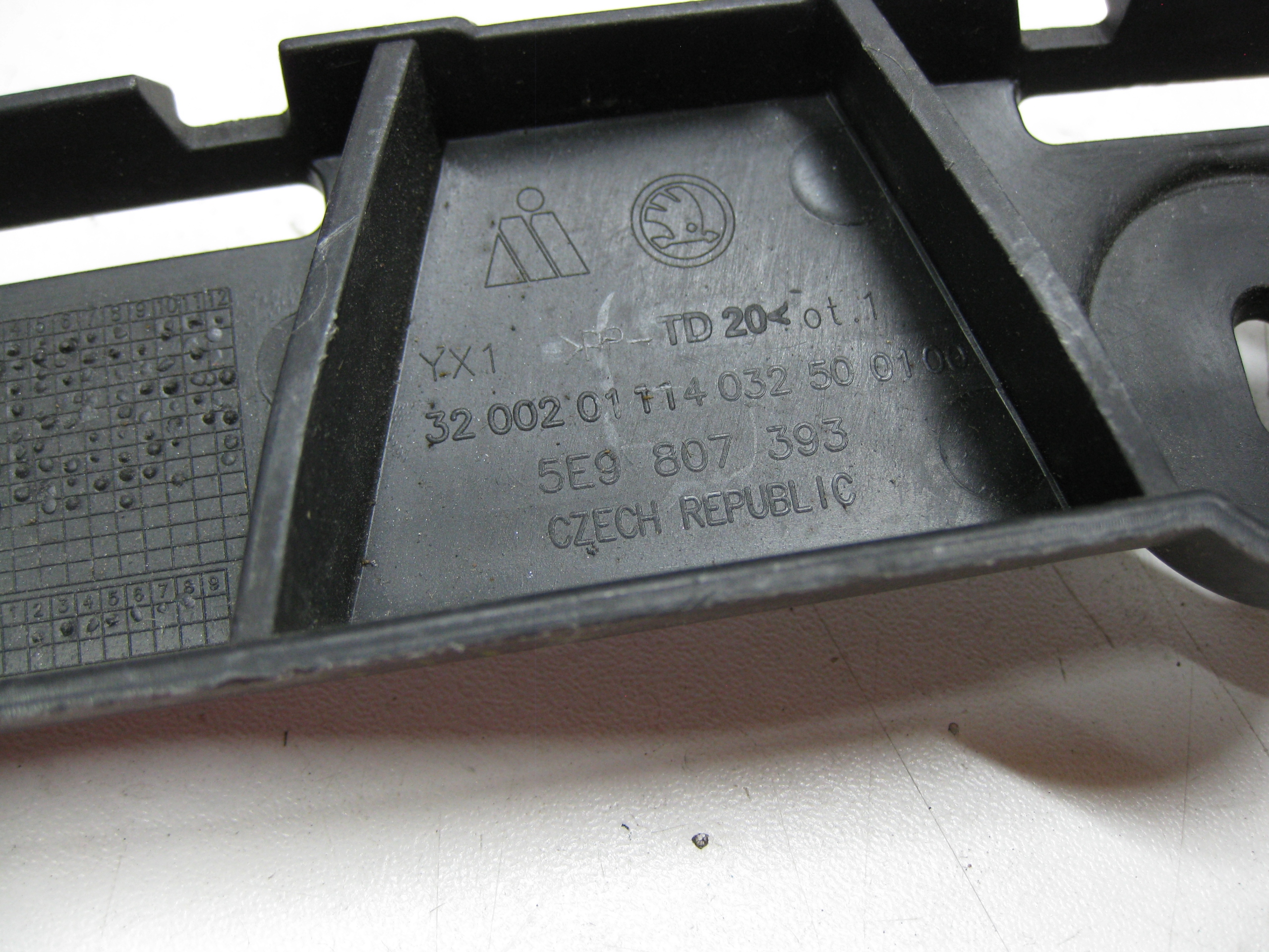 SKODA OCTAVIA III bumper bracket left rear part 5E9807393