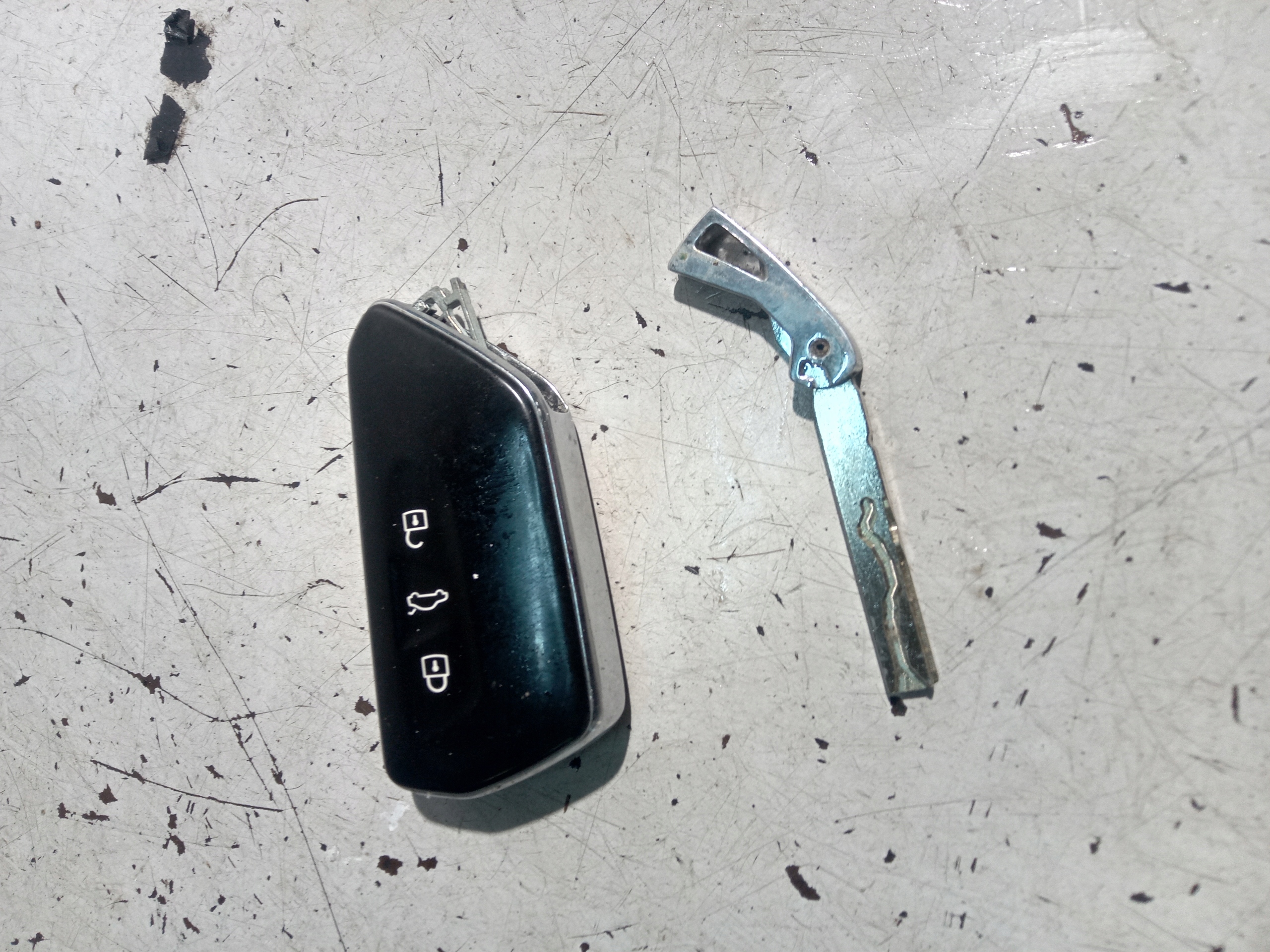 SEAT LEON IV KLUCZYK PILOT KEYLESS Producent części SEAT OE