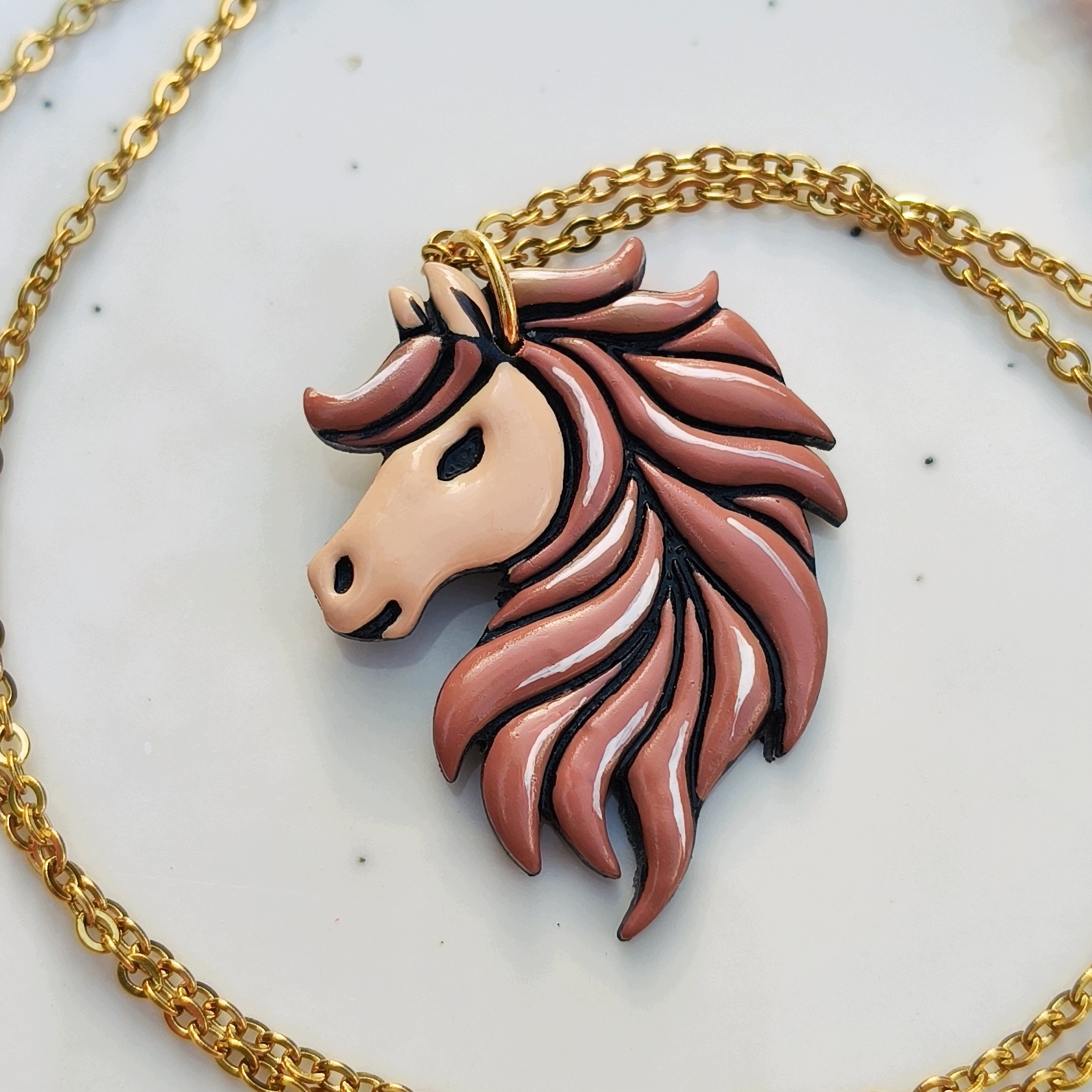 Náhrdelník Kůň Béžový s hnědou hřívou, dámský jezdecký šperk, boho