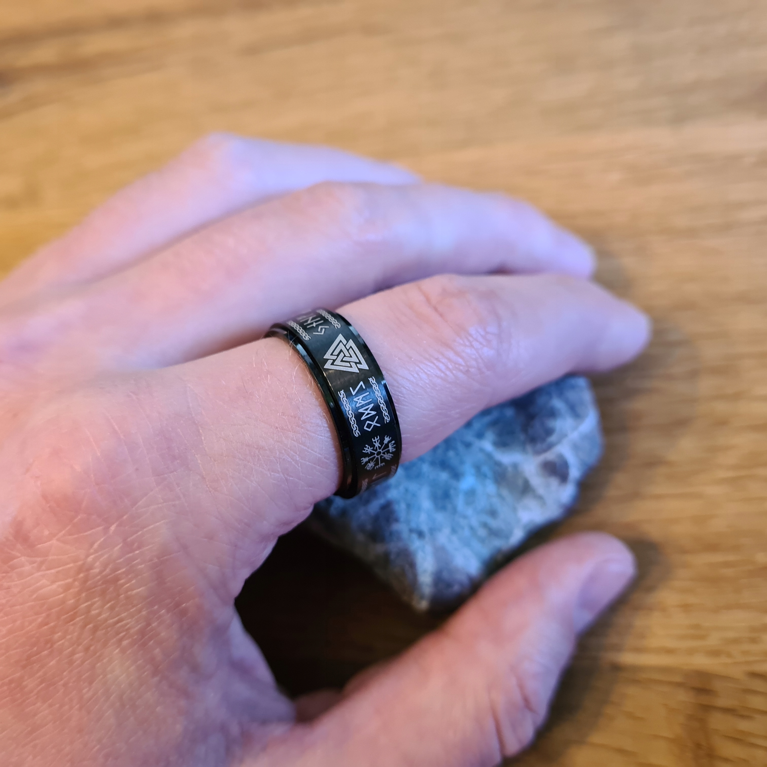 CZARNA OBRĄCZKA ANTYSTRESOWA SYGNET PIERŚCIONEK VALKNUT THOR VEGVISIR R22 Kamień Bez kamienia
