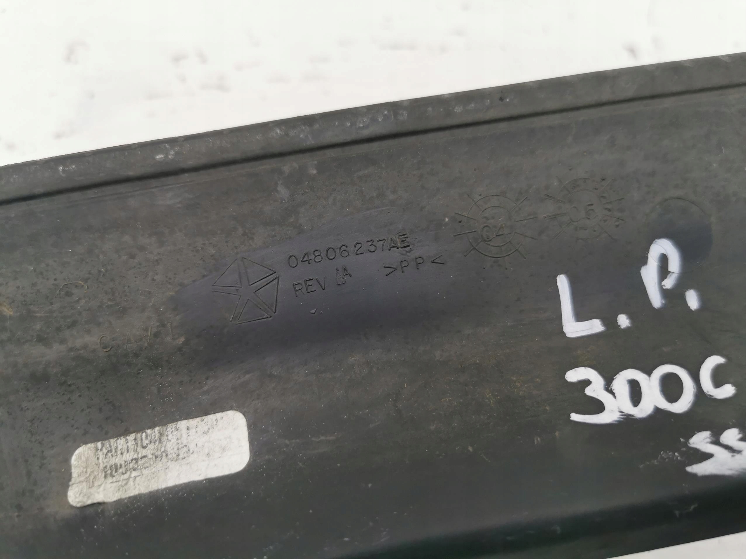 cover radiator left CHRYSLER 300C 04806237AE