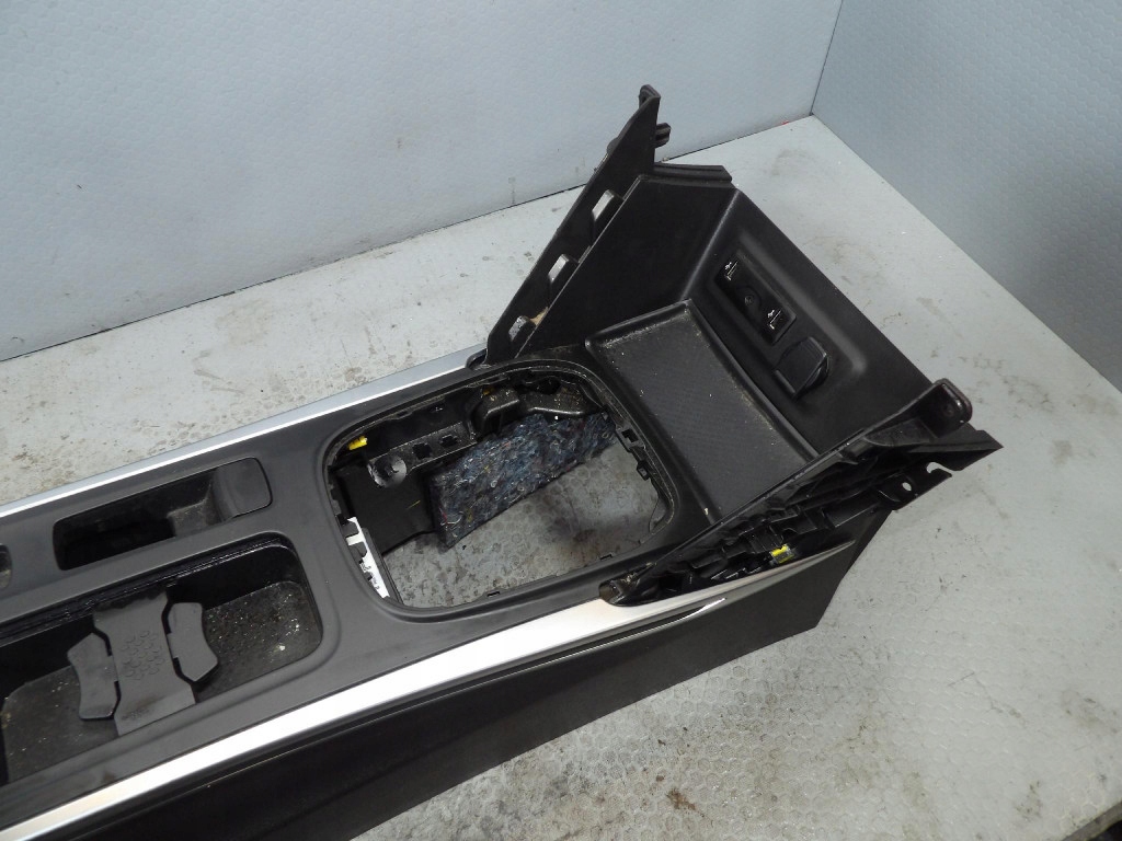 RENAULT MEGANE IV Sedan TUNEL mitte
