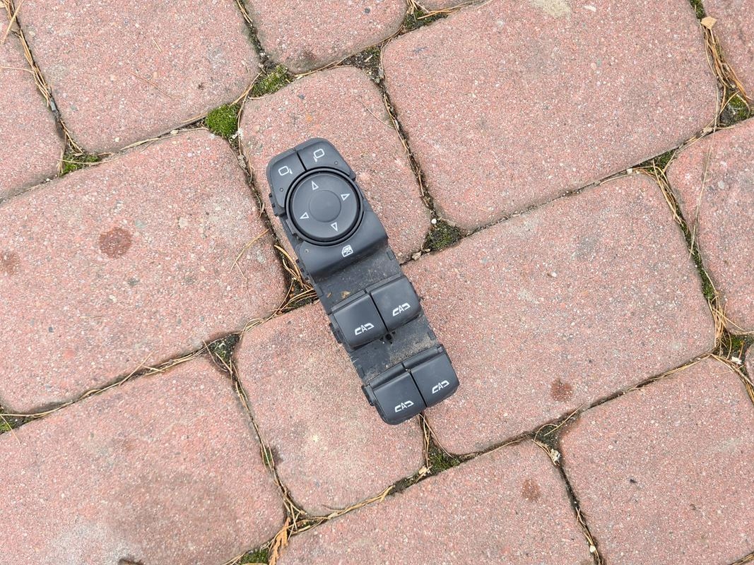 button of the opening windows Opel Insignia B 84210049