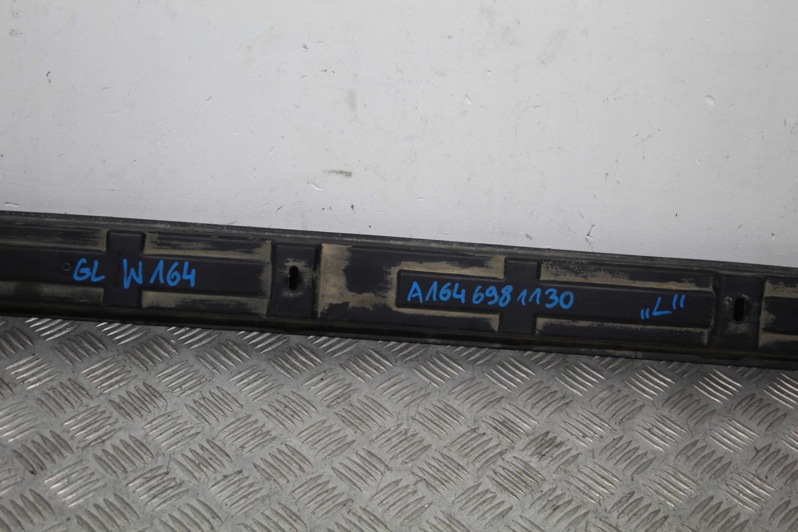 cover chassis left GL W164 X164 A1646981130