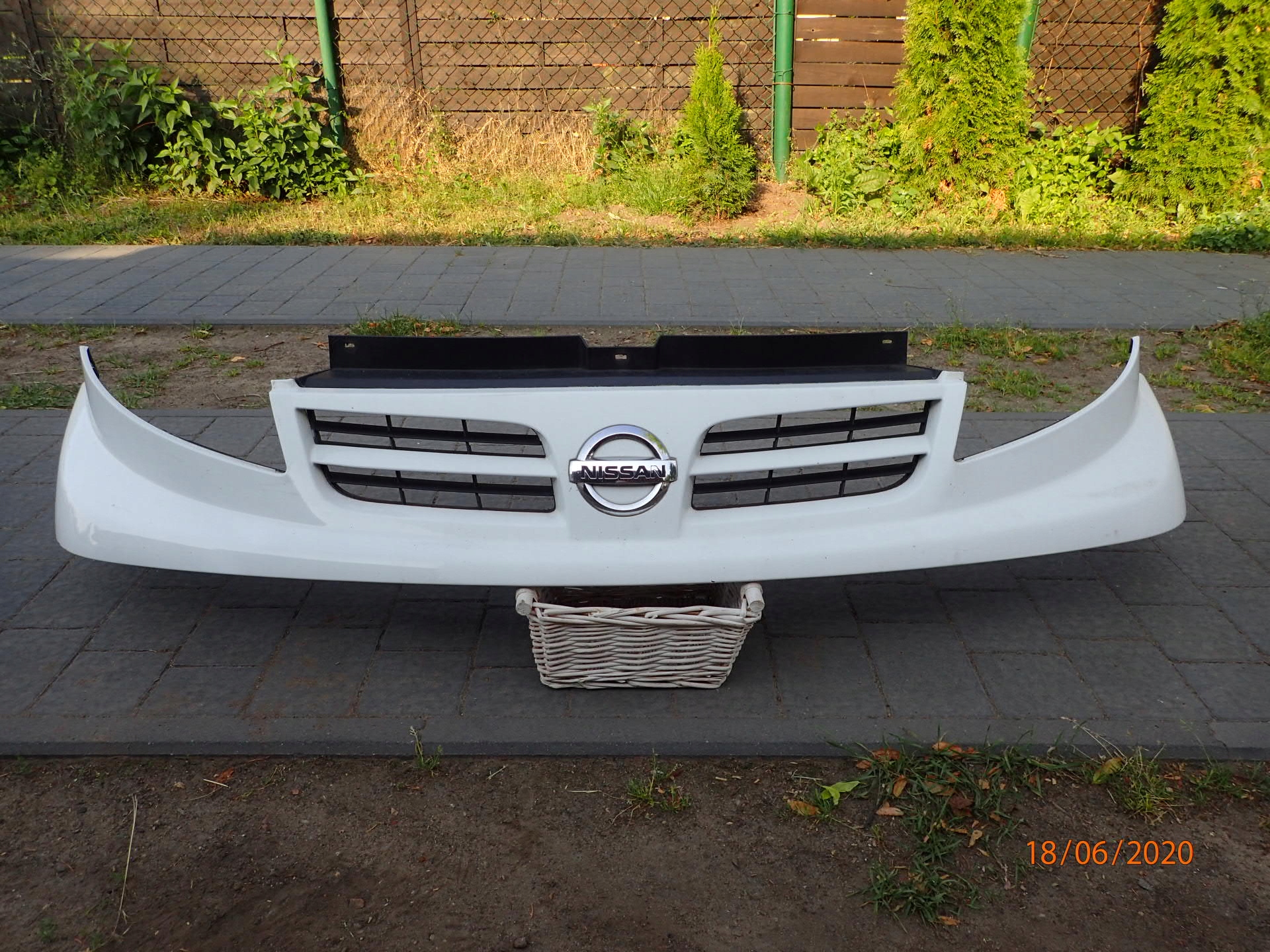 nissan PRIMASTAR 06-14 решетка радиатора