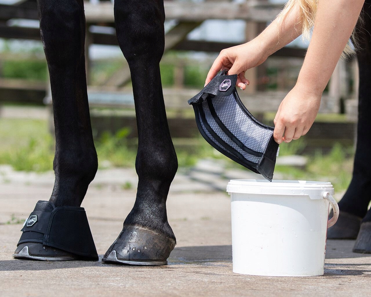 Kaloszki do kopyt Aqua Boots chłodzące na mokro Qhp nawilżające 2 szt Pony