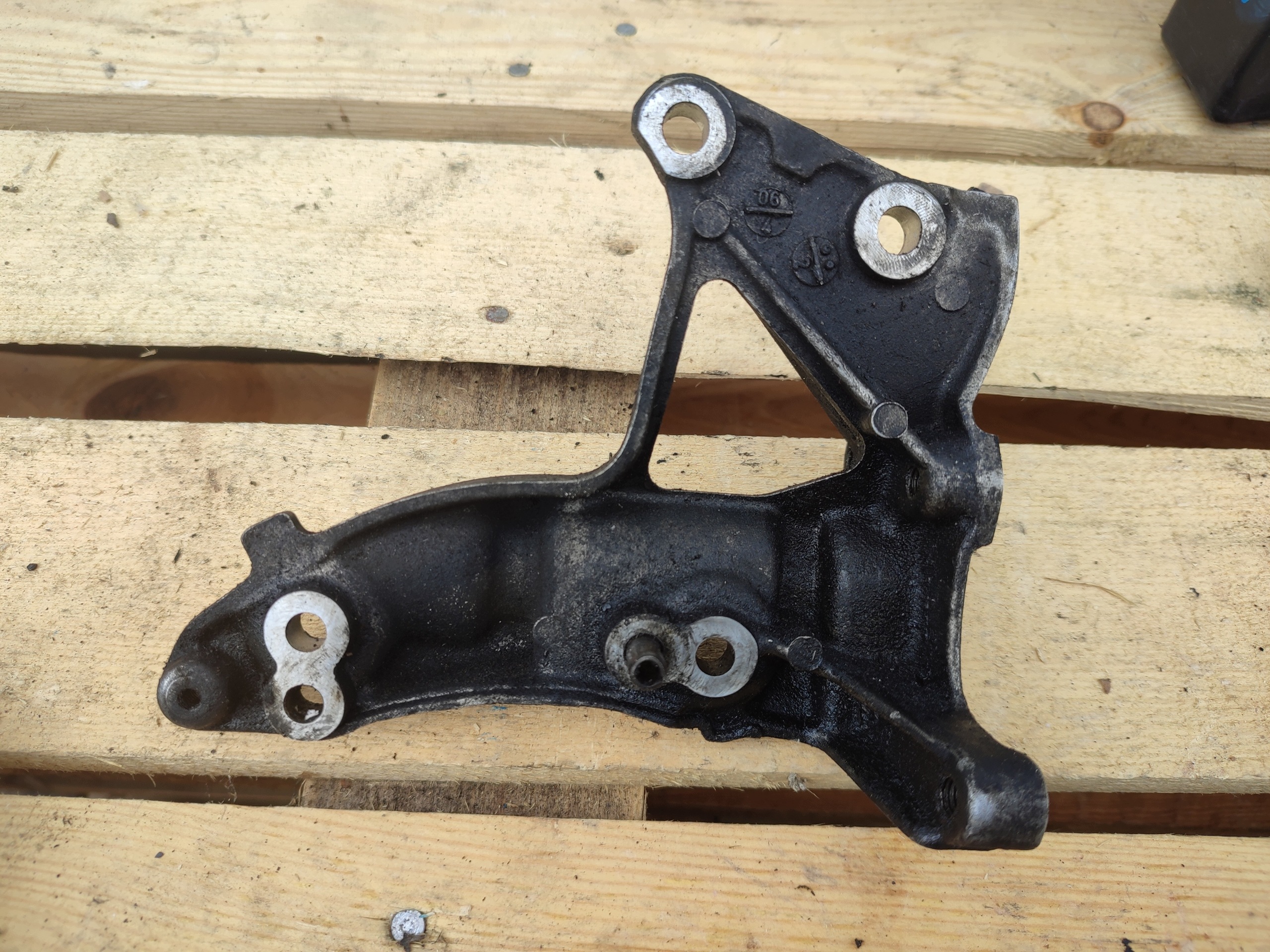 support holder bracket 9653249480 Ford Focus MK3 Mondeo MK4 PEUGOT