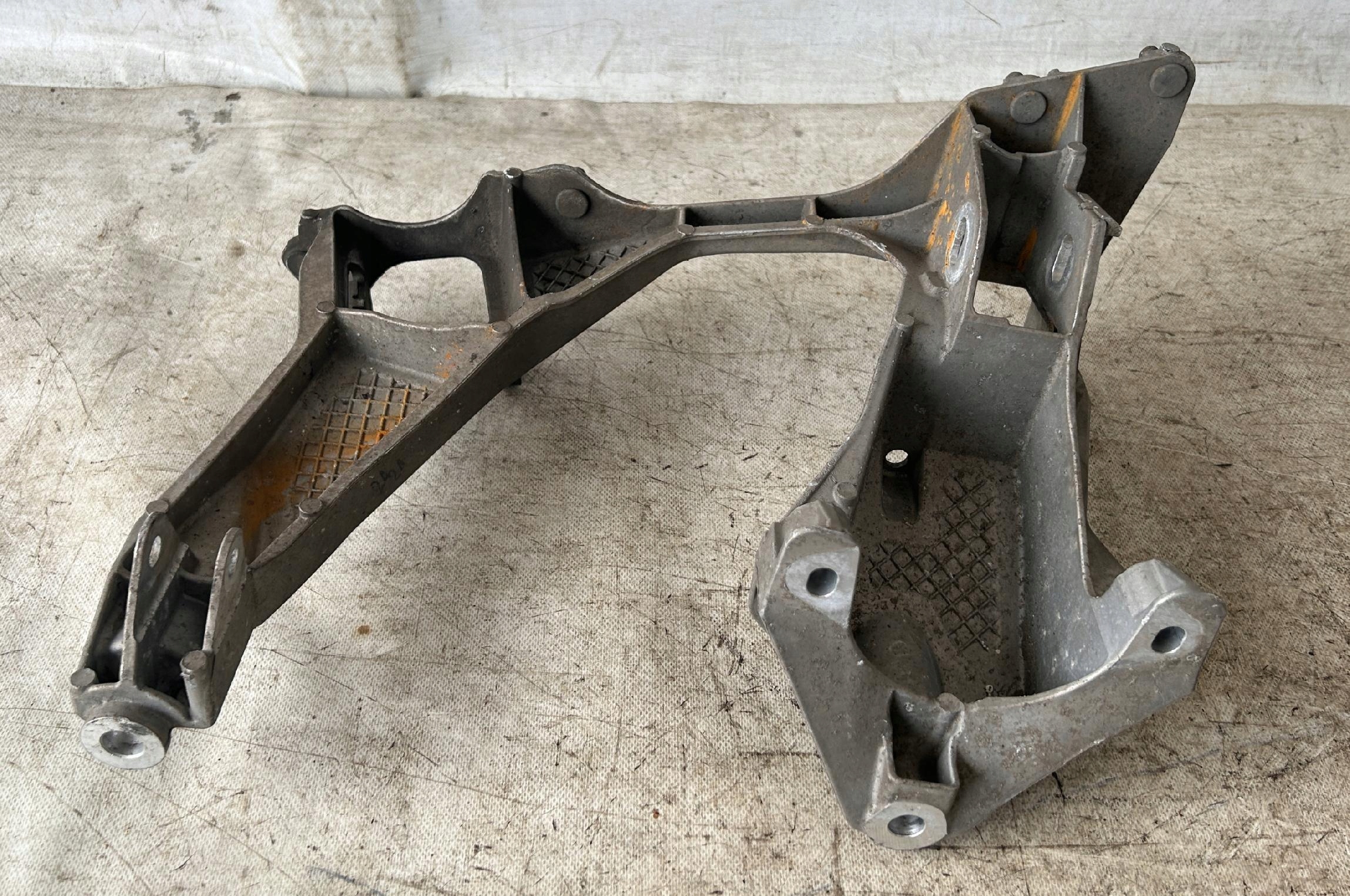 bracket WOZKA rear part left PORSCHE 981 98133115105
