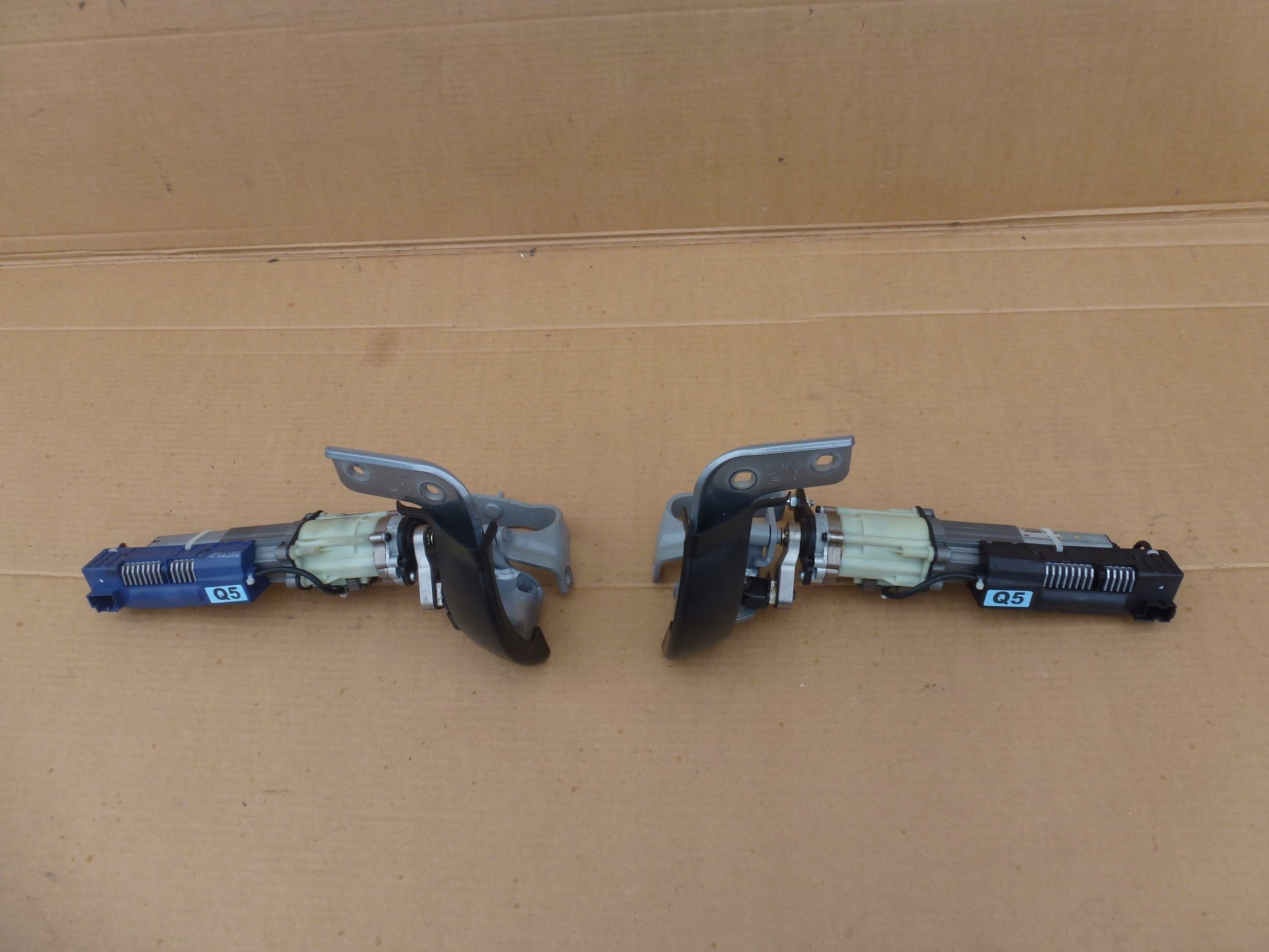 8R0827851A 8R0827852A - Привід задніх дверей багажника правий лівий AUDI Q5 8R