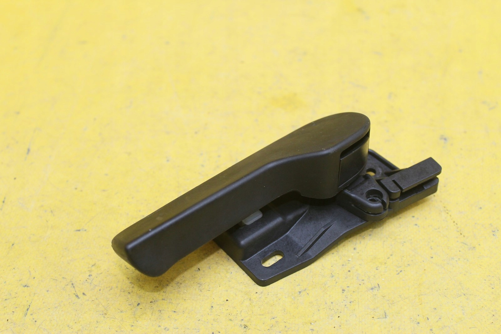 РУЧКА ОТКРЫВАНИЯ КАПОТА SKODA ROOMSTER 1J1823633